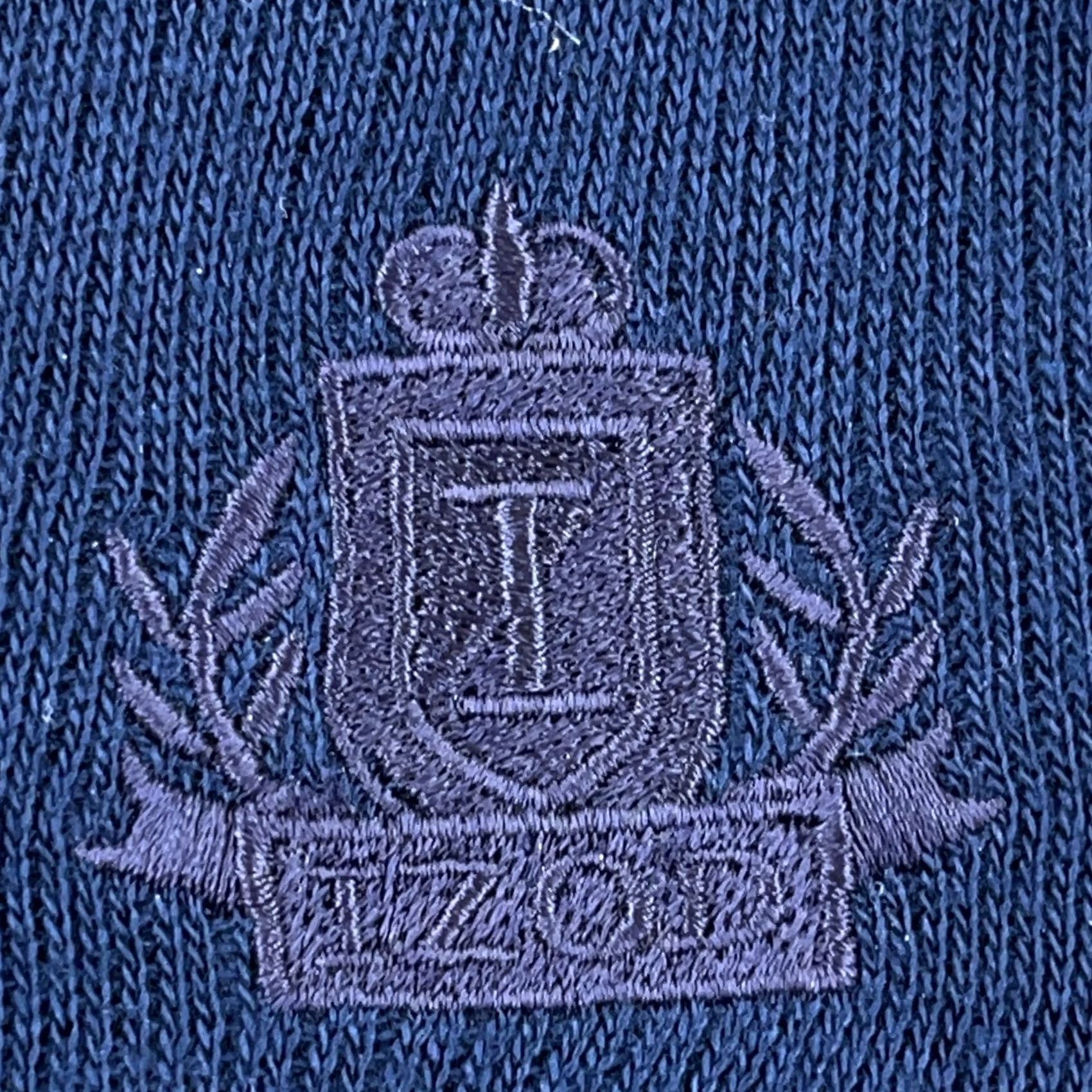 Izod VINTAGE IZOD Sweater Men L Navy Blue V Neck Made In USA 90s Golf Acrylic Shirt Mens Blue 90s USA Golf Pullover Knit Size US L / EU 52-54 / 3 - 6 Thumbnail