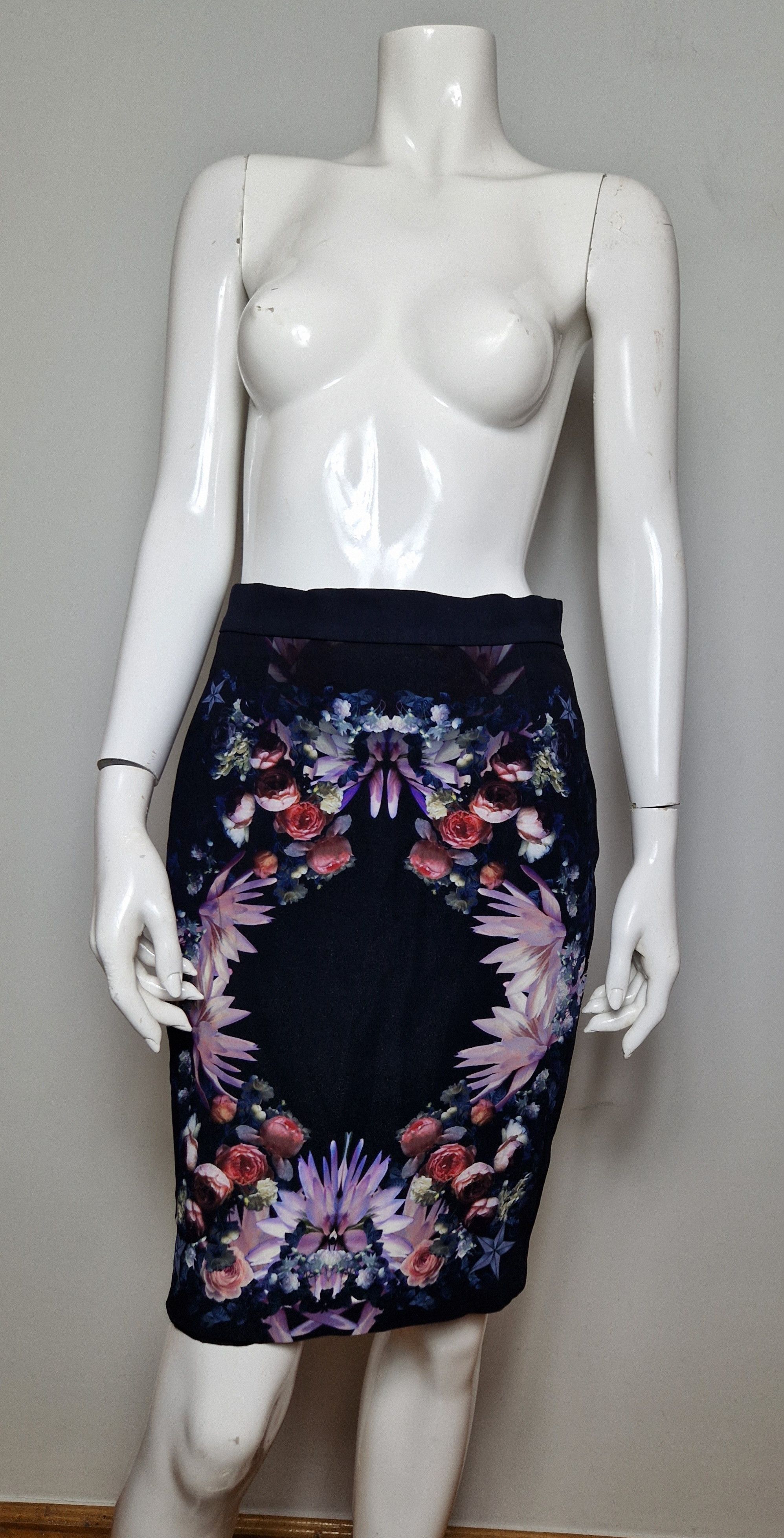 Givenchy Givenchy skirt Size 27" / US 4 / IT 40 - 2 Thumbnail