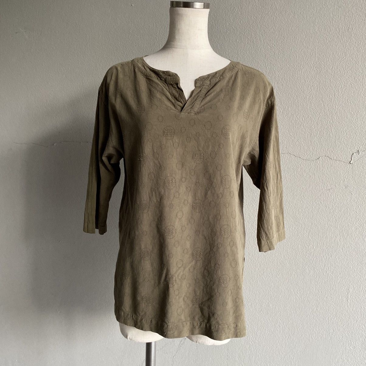 Issey Miyake Plantation Khaki V-Neck 3/4 Sleeve Blouse with Subtle Print Size M / US 6-8 / IT 42-44 - 10 Thumbnail