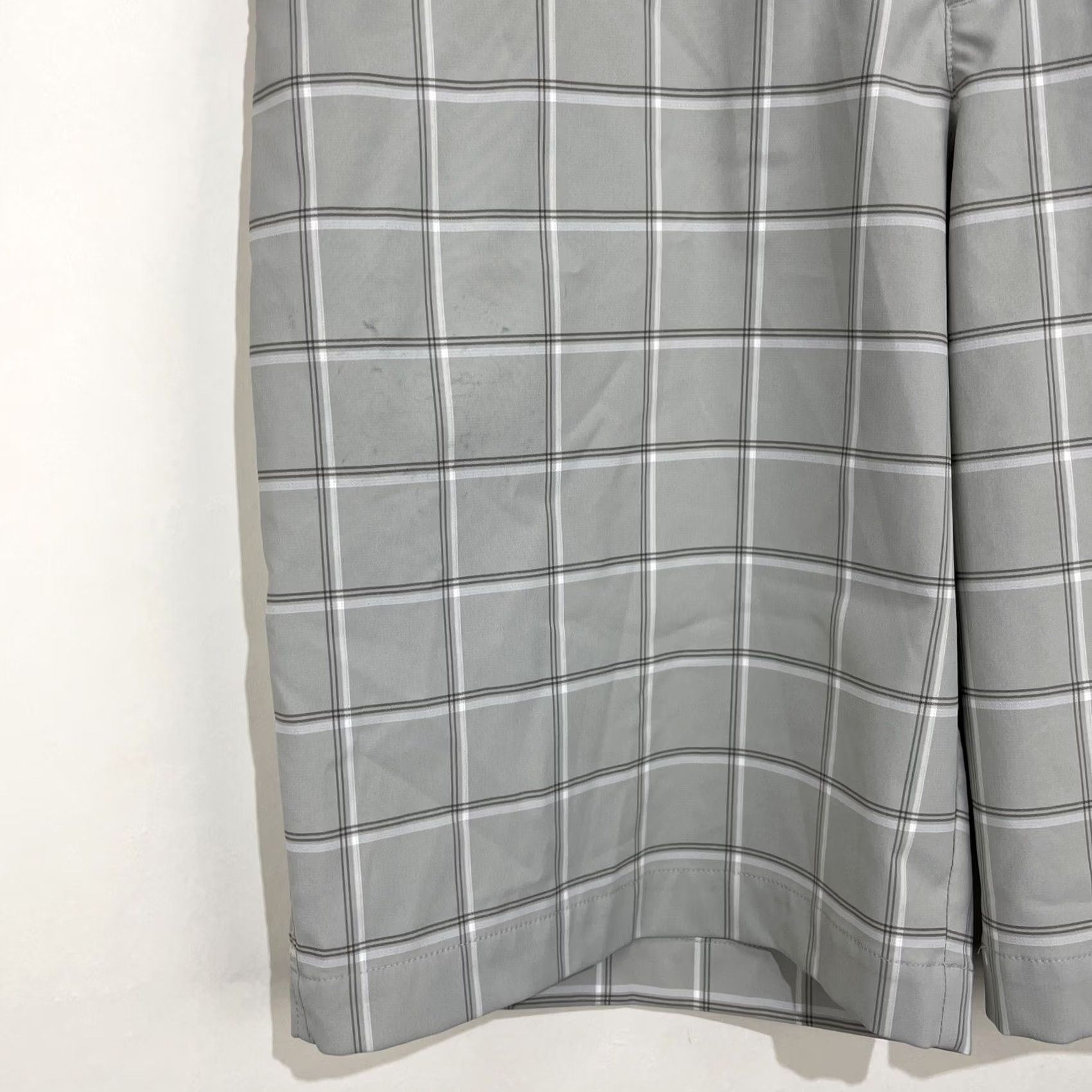 Nike Nike Golf Men’s Shorts Bermuda 35 White Grey Plaid Flat Front Dri Fit Casual Summer Spring Fall Mens Size US 35 - 4 Thumbnail