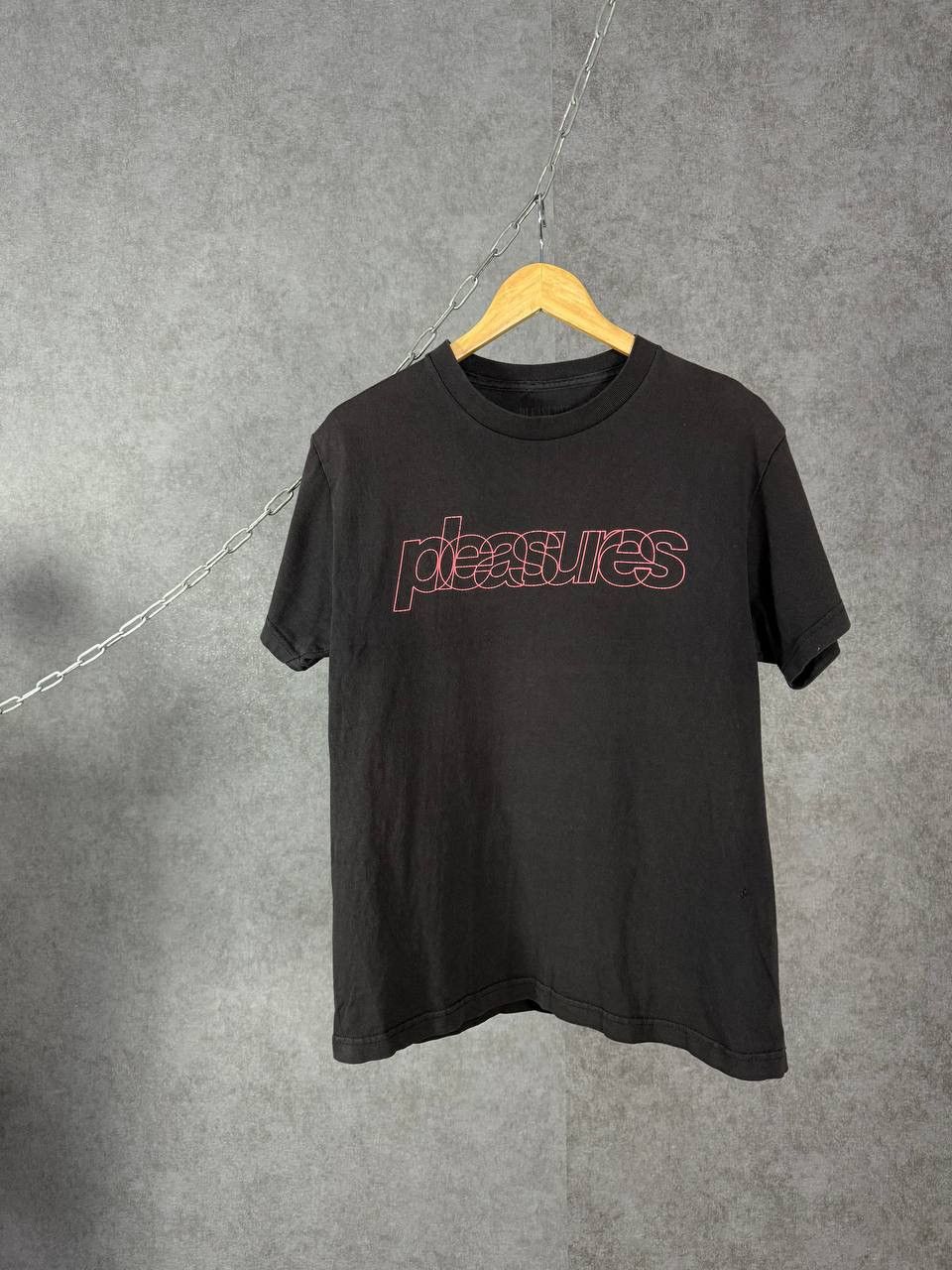 Pleasures Pleasures designer center logo tee Size US S / EU 44-46 / 1 - 1 Thumbnail