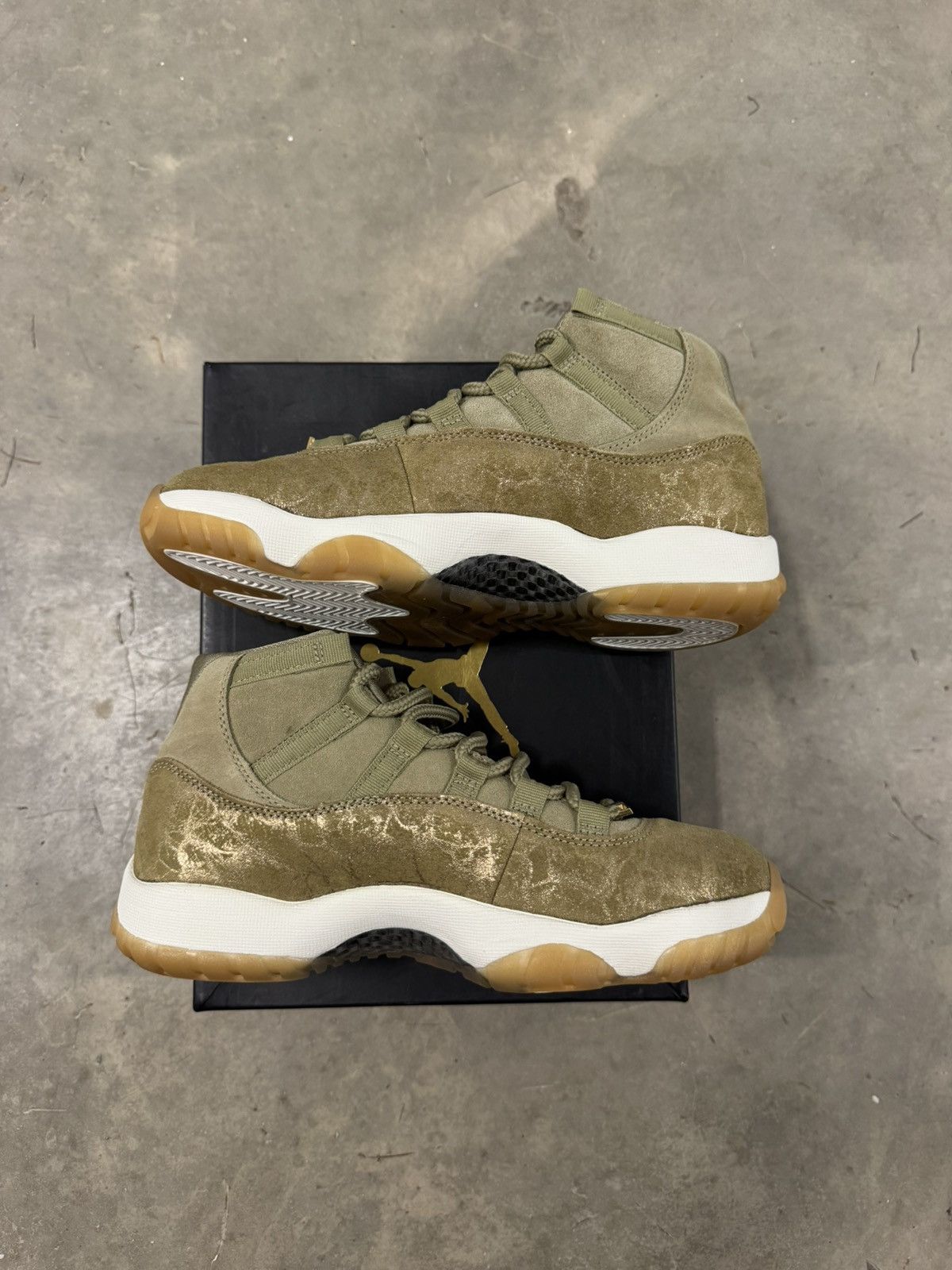 Jordan Brand Jordan 11 Retro WMNS Olive Luxury Size 8W Size US 8 / IT 38 - 3 Thumbnail