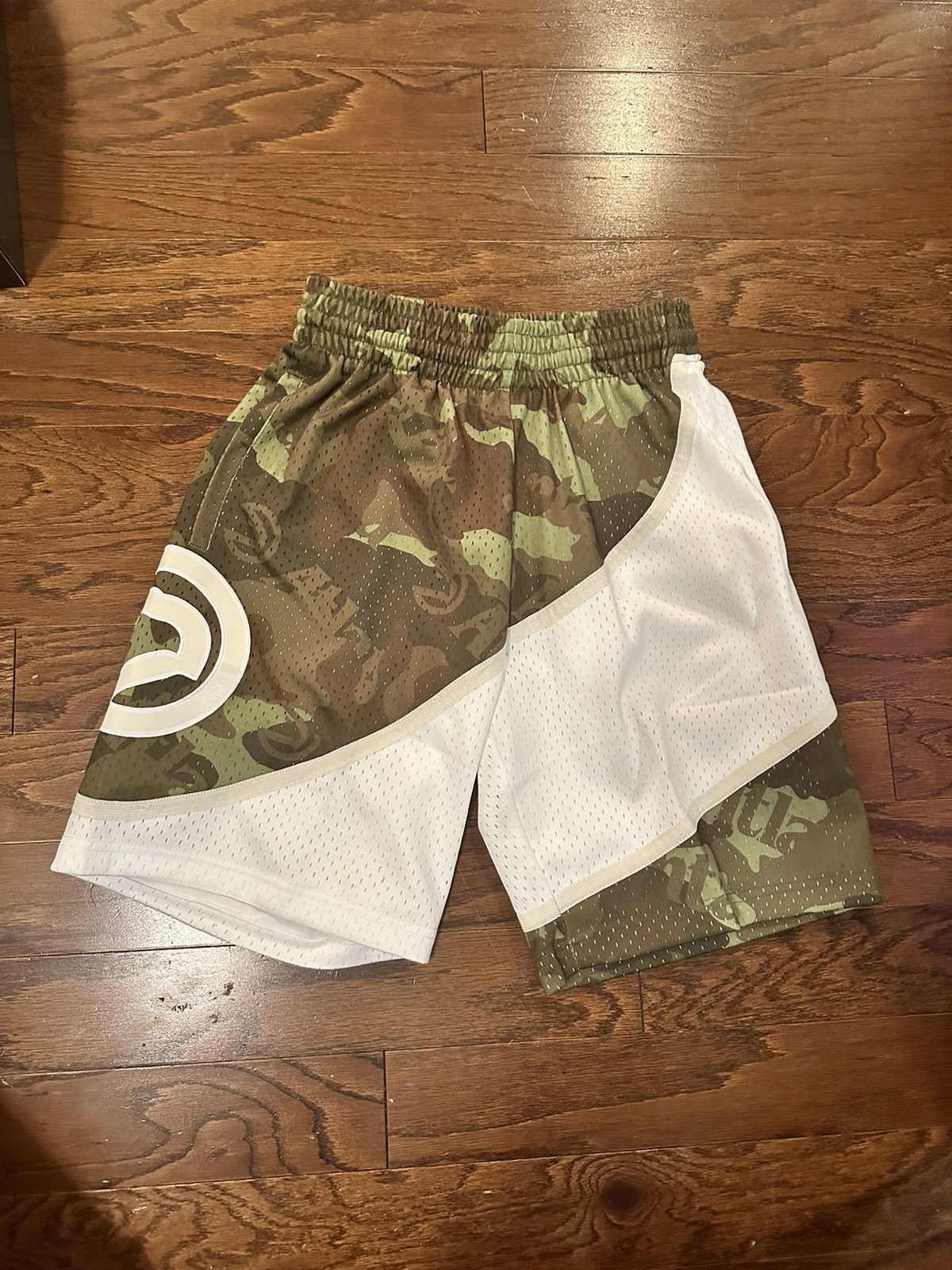 Mitchell & Ness Mitchell & Ness Camo Atlanta Hawks Shorts Size US 30 / EU 46 - 1 Thumbnail