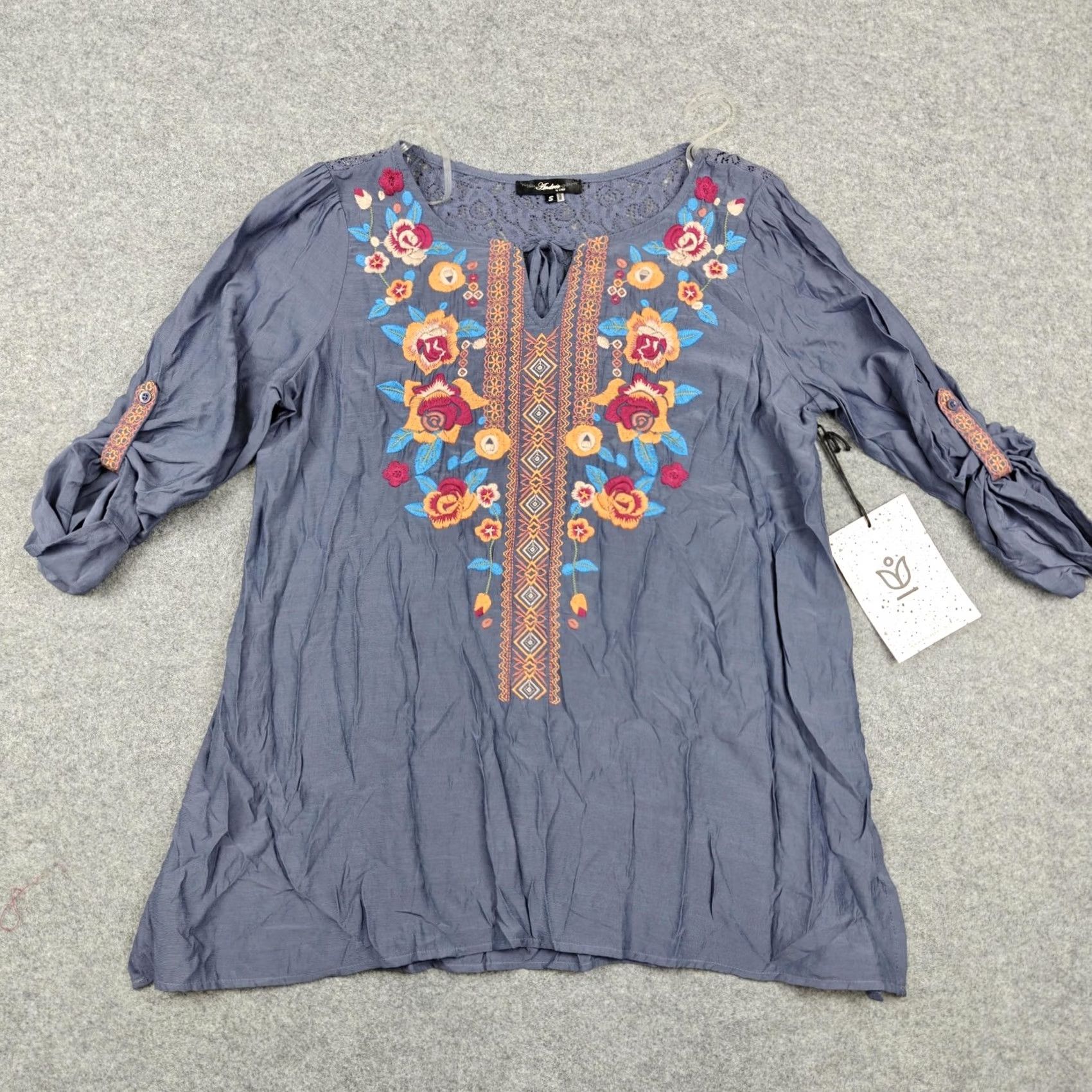 Vintage VINTAGE? No. Andree By Unit Blouse Womens Small Blue Floral Embroidered Boho Tunic Top New Size S / US 4 / IT 40 - 2 Thumbnail