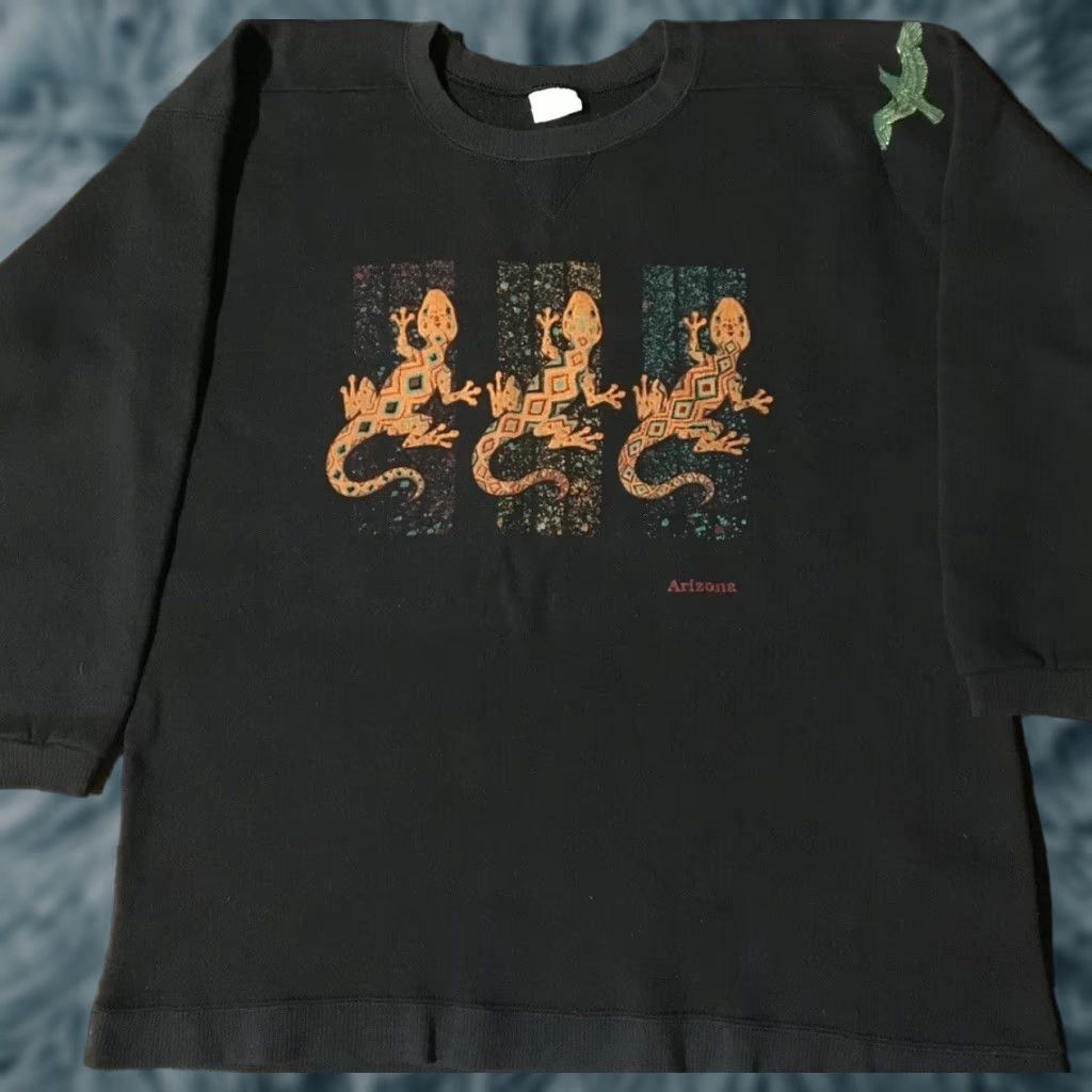 Vintage VINTAGE Arizona Lizard Sweatshirt XL USA Gecko Men Black 90s Grunge Desert Aztec Surf & Skate USA Animals Arizona Sedona Retro Pattern Striped Size US XL / EU 56 / 4 - 1 Thumbnail