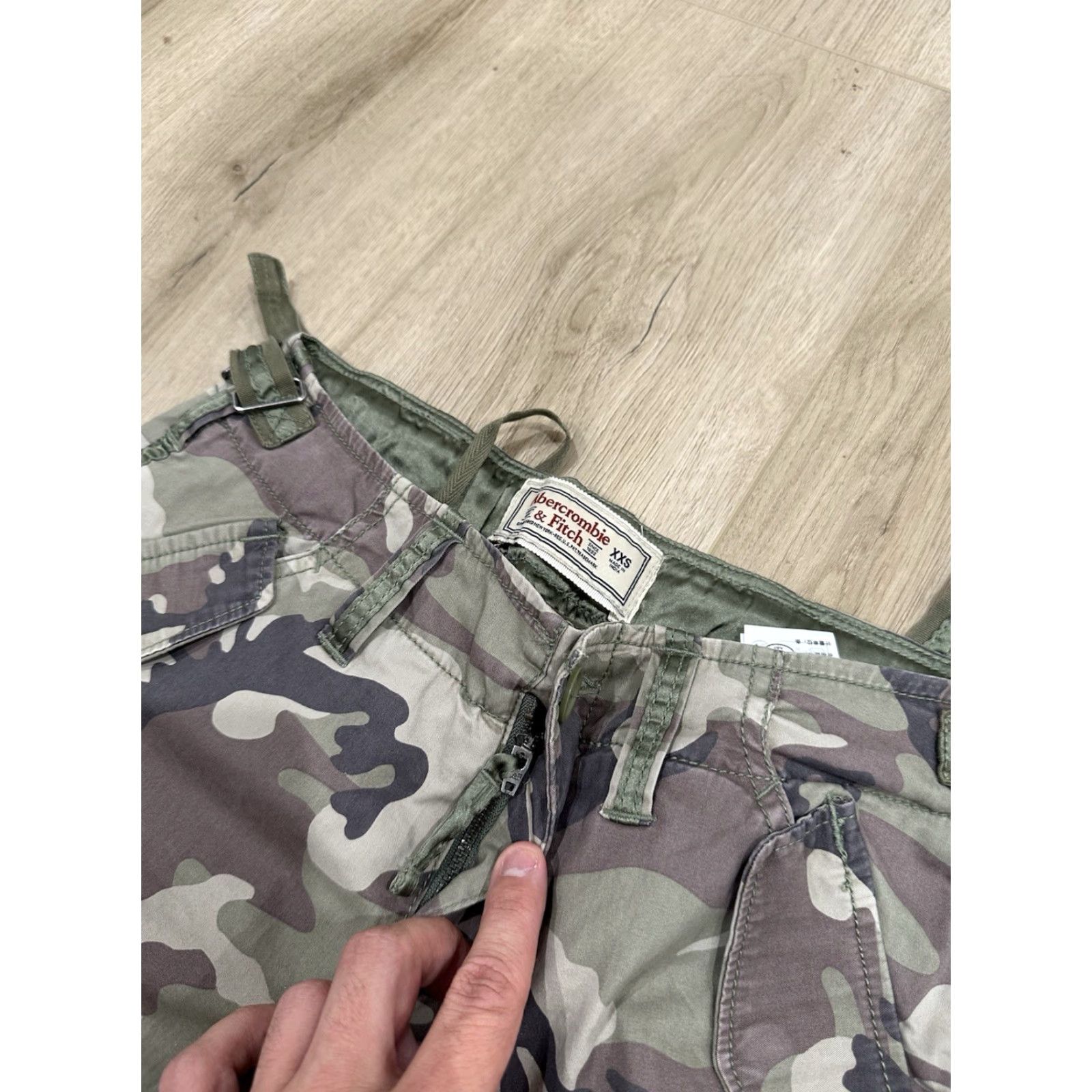 Abercrombie & Fitch VINTAGE Abercrombie & Fitch Pants Womens 28x30.5 Camo Cargo Y2K Baggy Paratooper Green Cotton Blend Twill Relaxed Straight Mens? No. Size 28" / US 6 / IT 42 - 5 Thumbnail