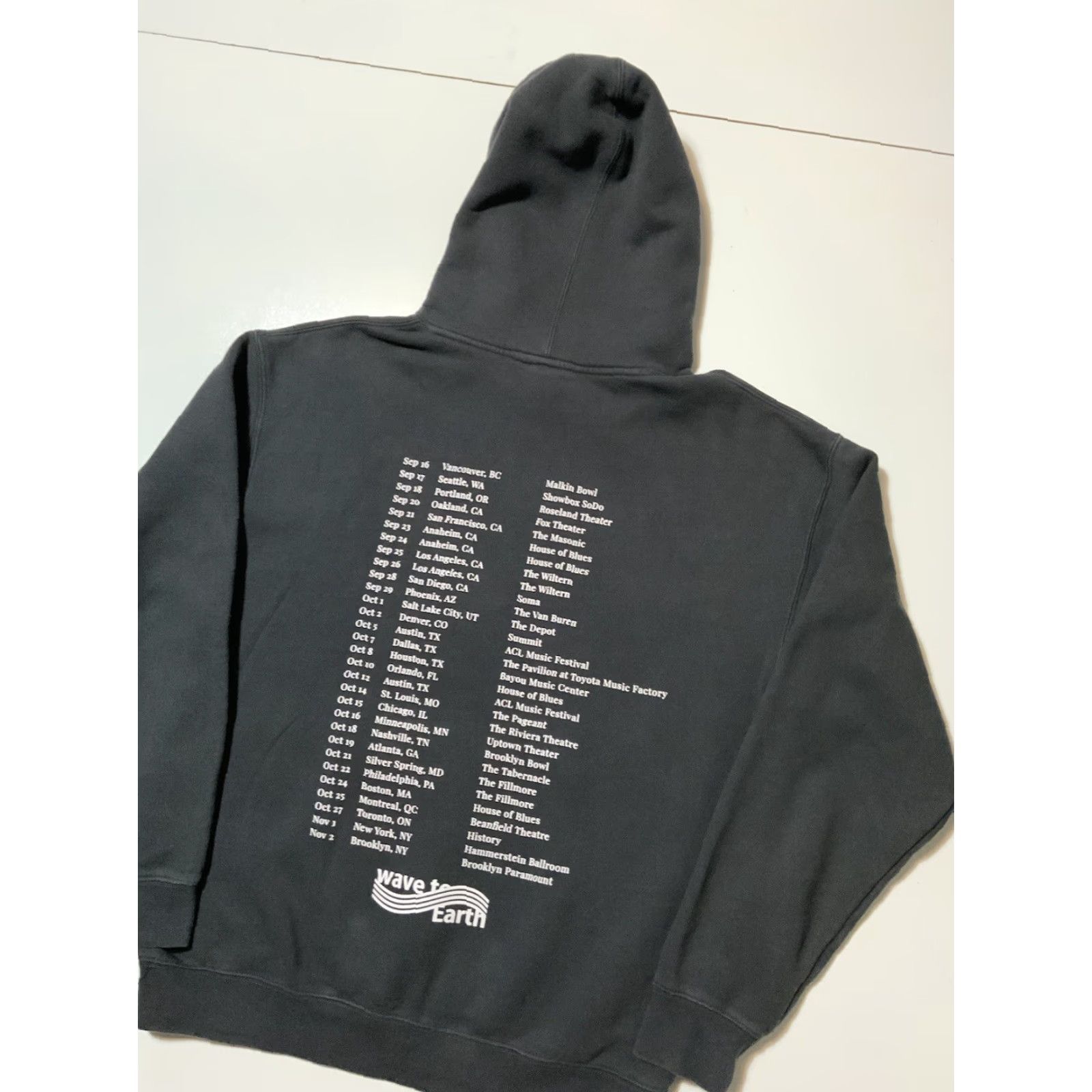 Vintage Wave To Earth Play With Earth 0.03 World Tour Official Merch Pullover Hoodie LG Gray Mens Large Size US L / EU 52-54 / 3 - 4 Thumbnail