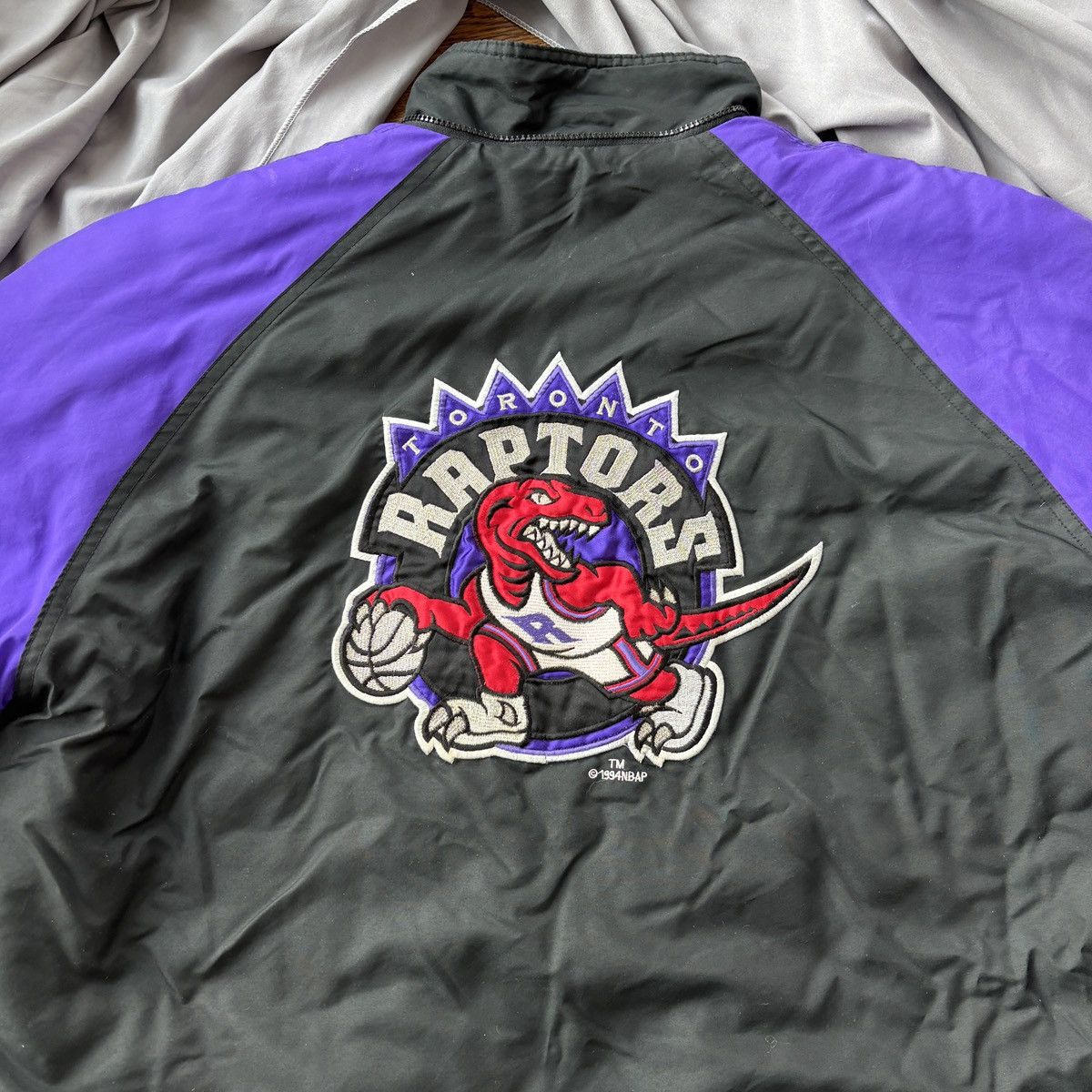 NBA 1994 Toronto Raptors Puffer Jacket Vintage NBA Raven Coat Size US XL / EU 56 / 4 - 4 Thumbnail