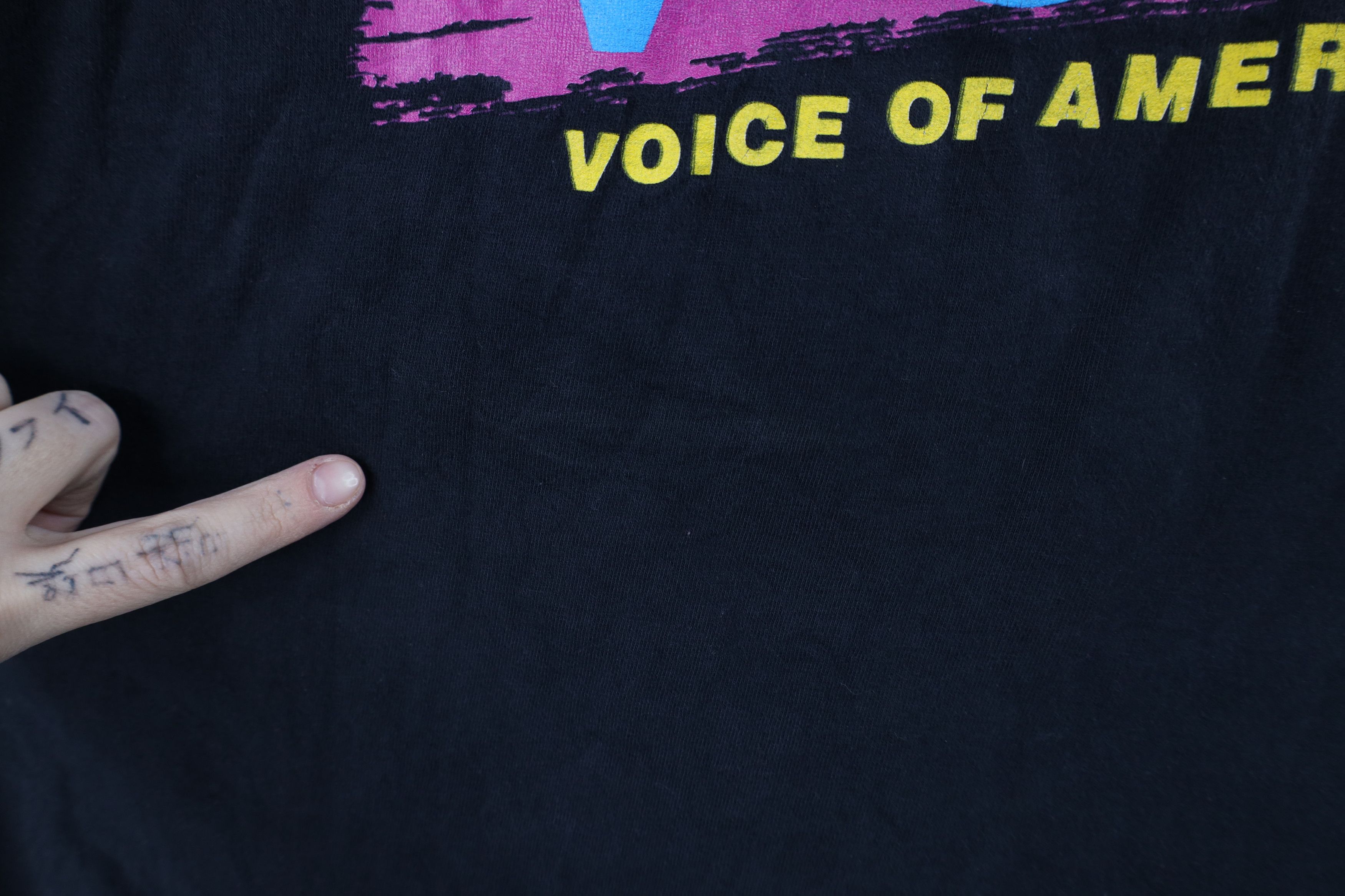 Vintage Vintage 90s Spell VOA Voice of America News T-Shirt Black Size US XL / EU 56 / 4 - 5 Thumbnail