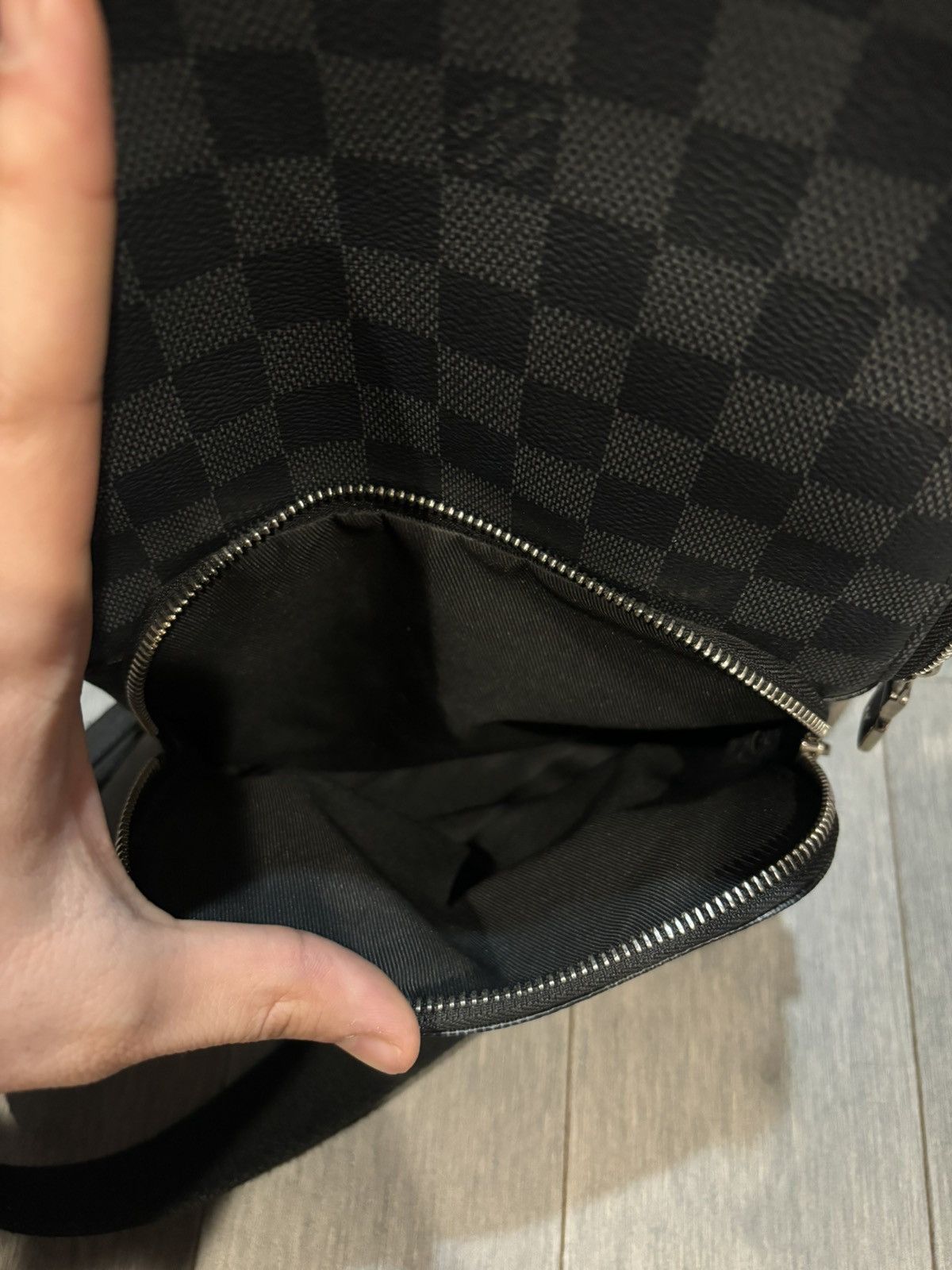 Louis Vuitton Louis Vuitton Avenue sling Bag Size ONE SIZE - 4 Thumbnail