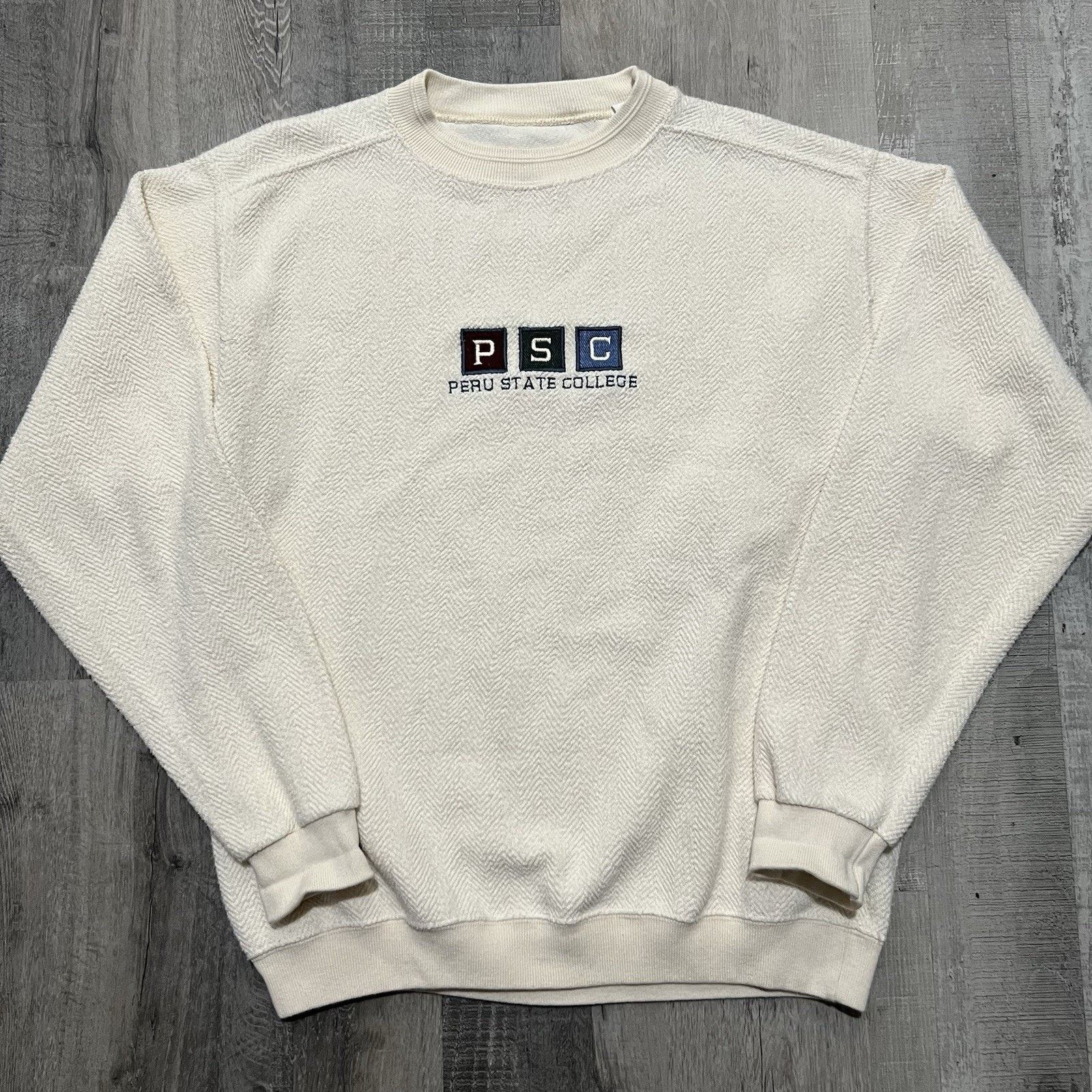 Vintage VTG Peru State College 90s Beige Herringbone Knit Sweatshirt Size US L / EU 52-54 / 3 - 1 Thumbnail