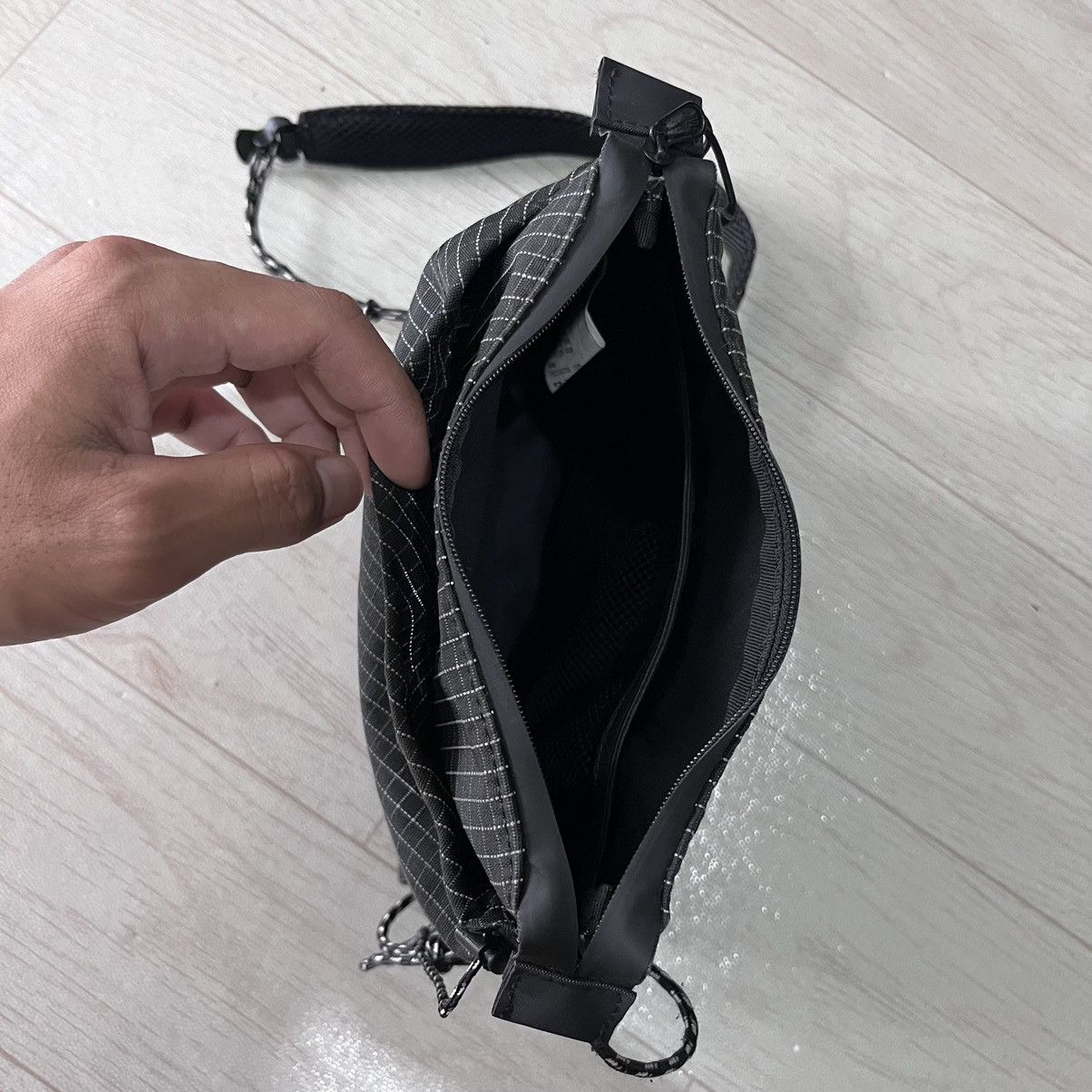 And Wander Sacoche slingbag reflective