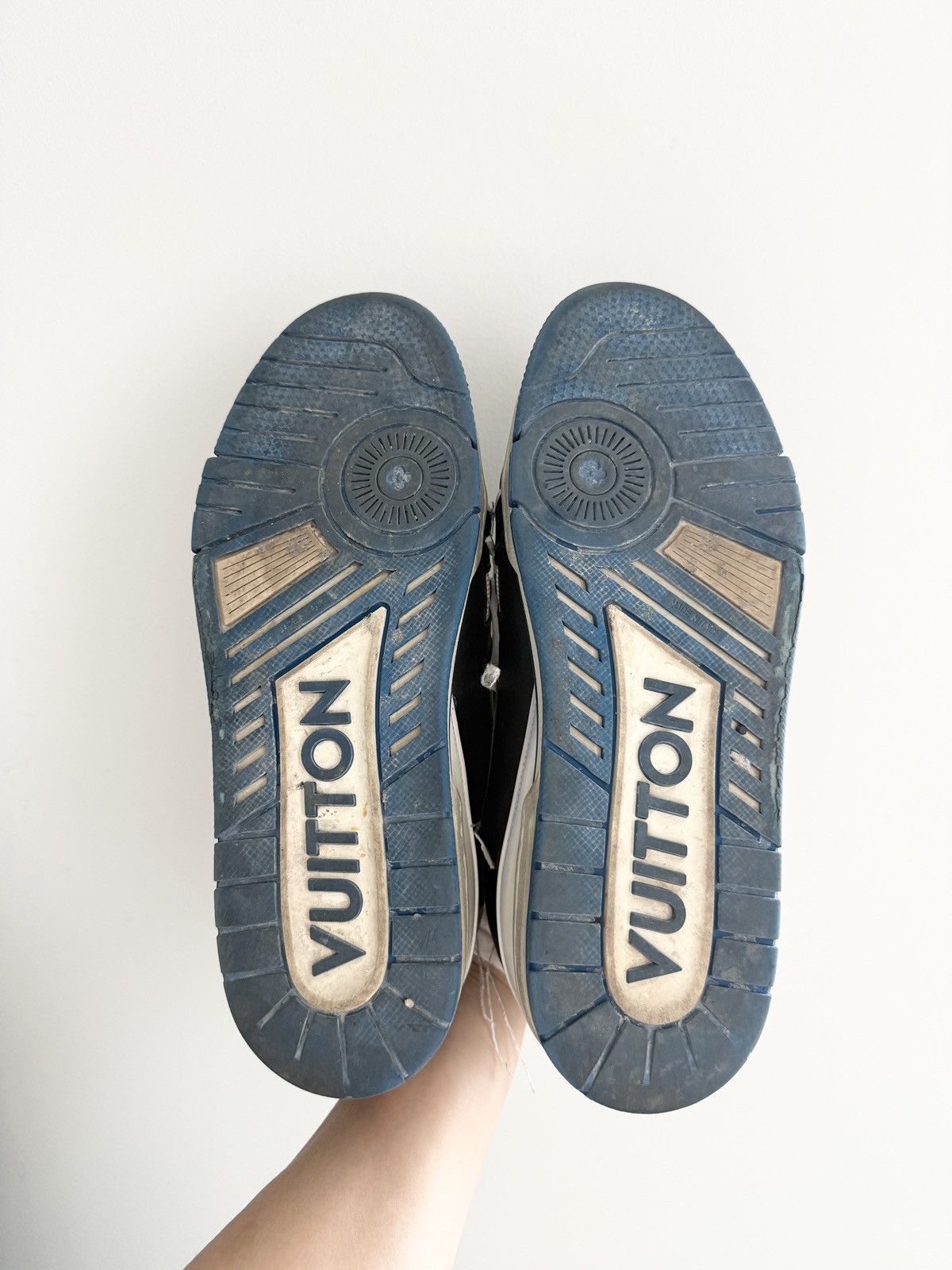 Louis Vuitton STEAL! Louis Vuitton Trainer Virgil Abloh White Black Blue Size US 8.5 / EU 41-42 - 10 Thumbnail