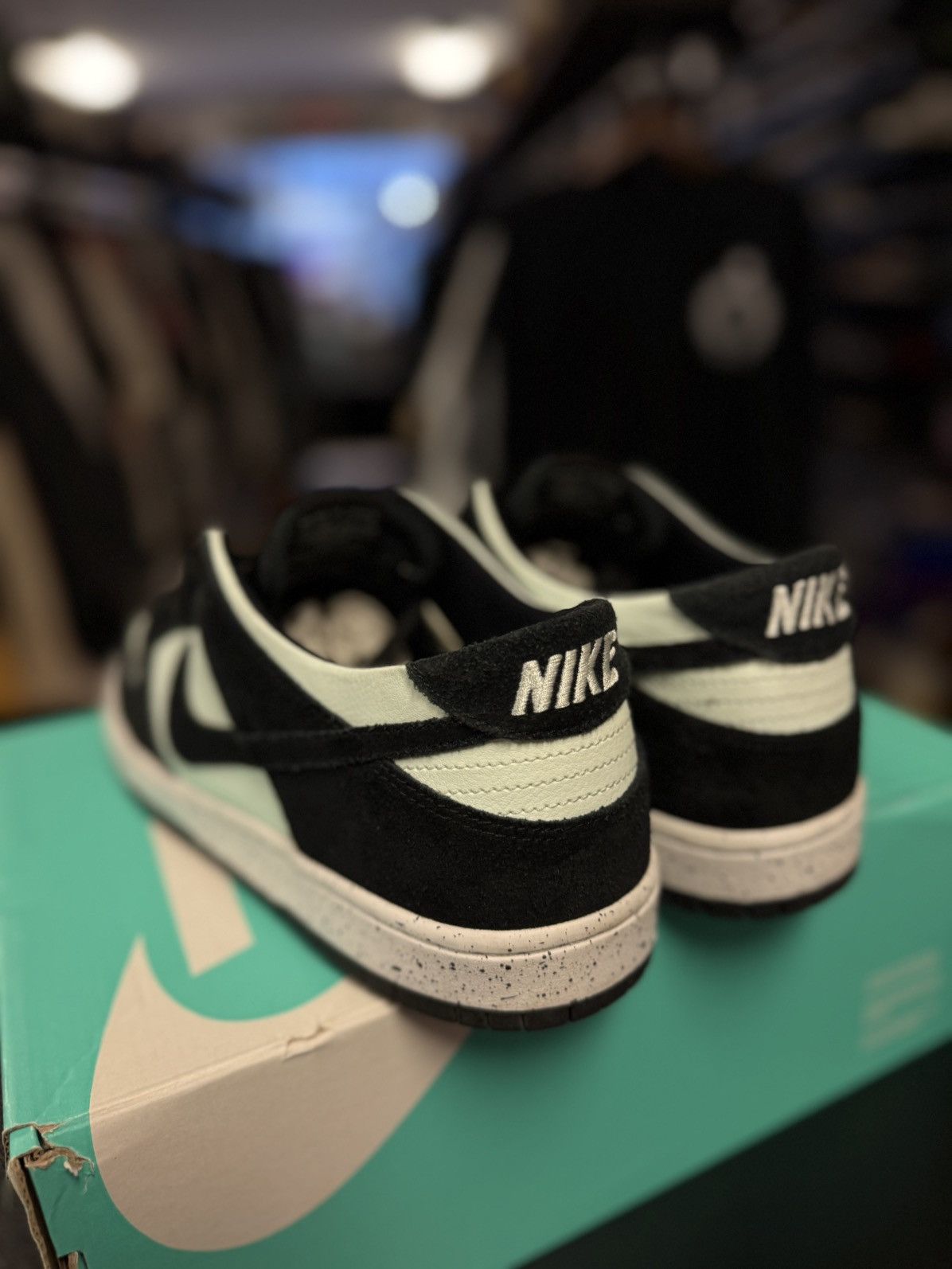 Nike Nike SB Zoom Dunk Low Pro 'Barely Green' 854866-003 Size 11 Size US 11 / EU 44 - 6 Thumbnail