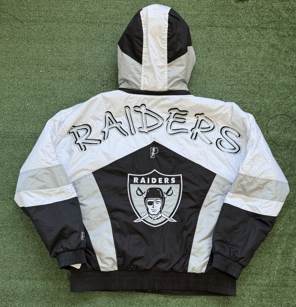 Pro Player NFL LAS VEGAS RAIDERS PRO PLAYER SPELL OUT WINDBREAKER J Size US XXL / EU 58 / 5 - 3 Thumbnail