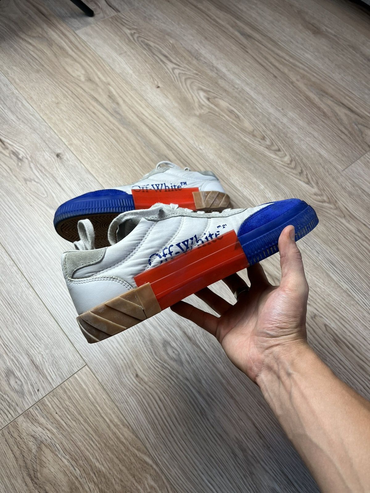 Off-White Off-White Vulc low Floating Arrow Blue Fluo Men’s Sneakers Size US 9 / EU 42 - 3 Thumbnail