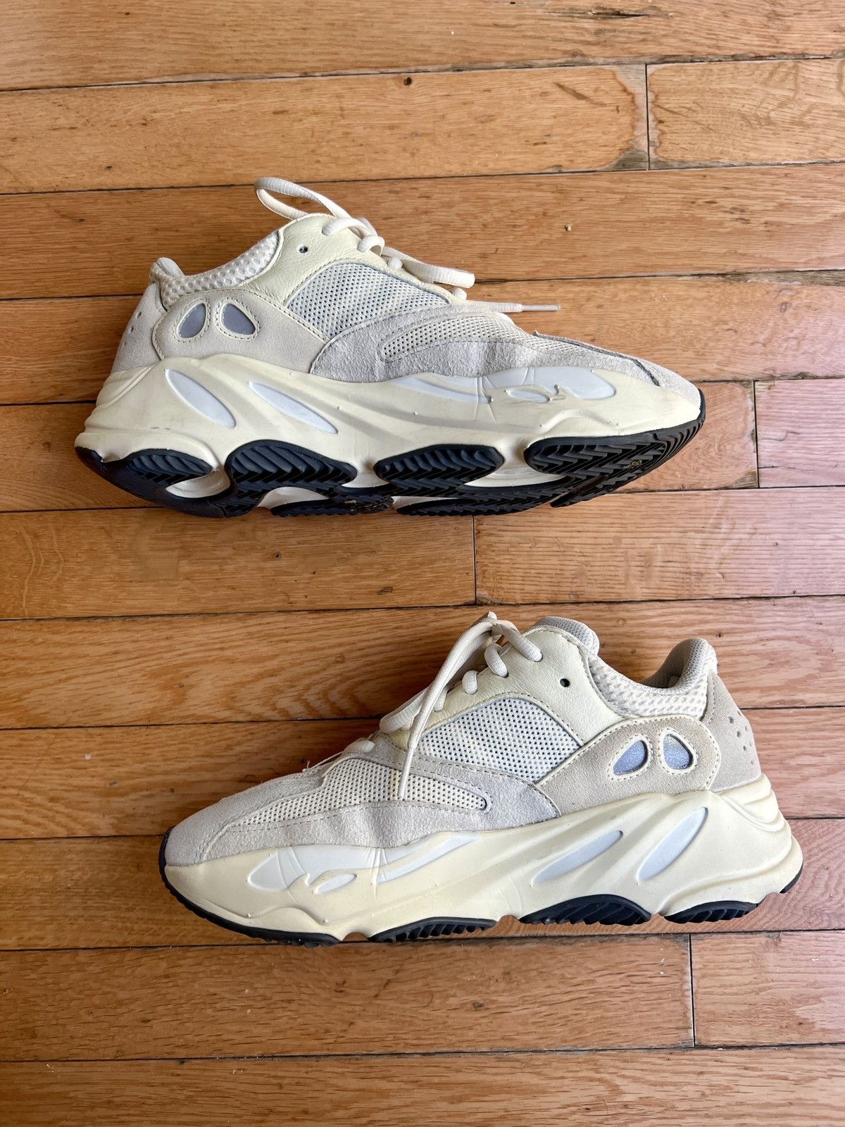 Adidas × Yeezy Yeezy Boost 700 Size US 7.5 / EU 40-41 - 2 Thumbnail