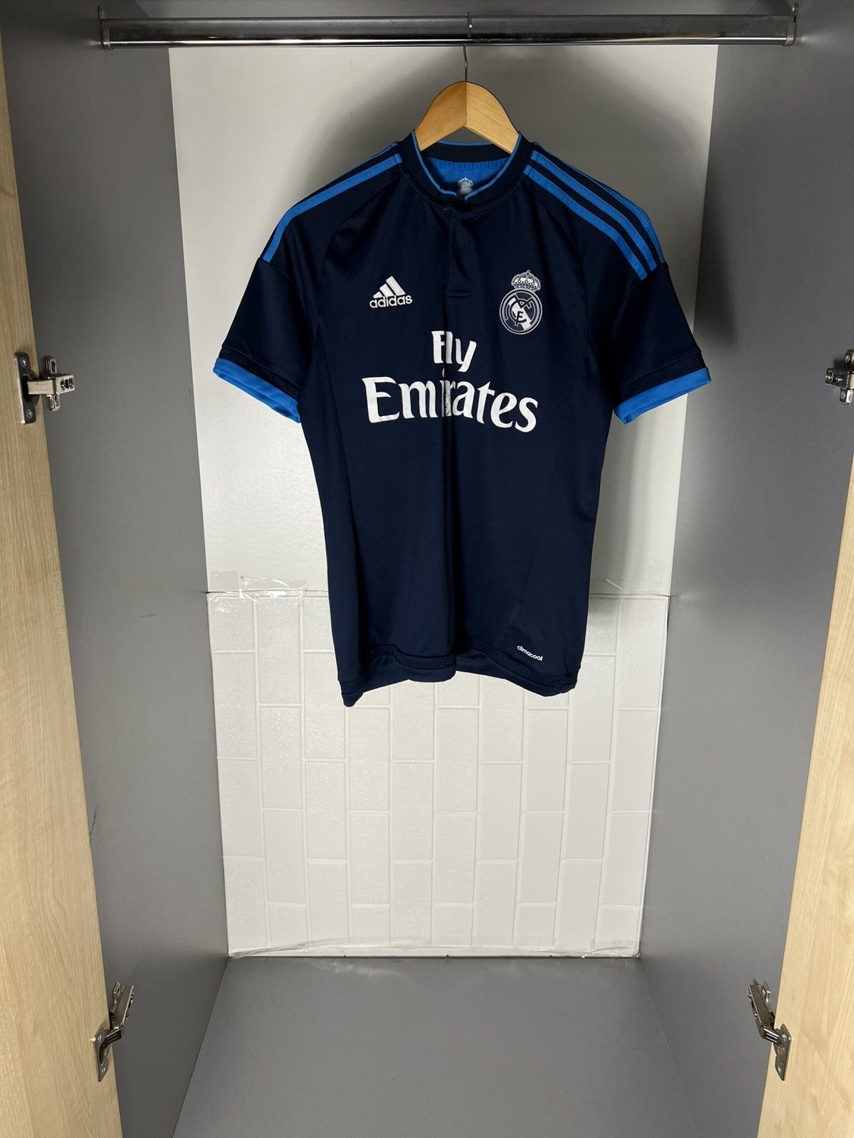 Adidas VINTAGE ADIDAS FC REAL MADRID SPAIN SOCCER JERSEY RETRO Y2K Size US S / EU 44-46 / 1 - 1 Thumbnail