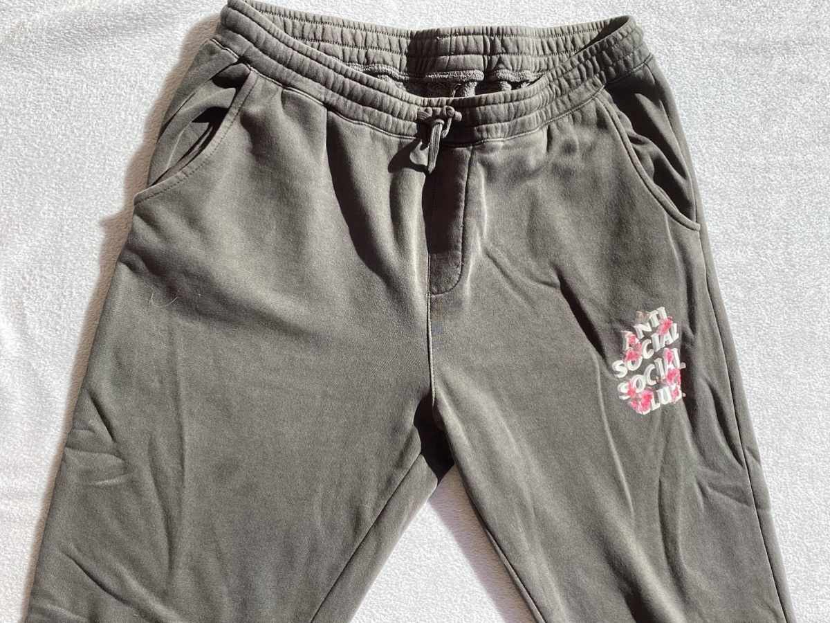 Anti Social Social Club Antisocial social social club kkoch floral rose sweatpants Size US 34 / EU 50 - 2 Thumbnail