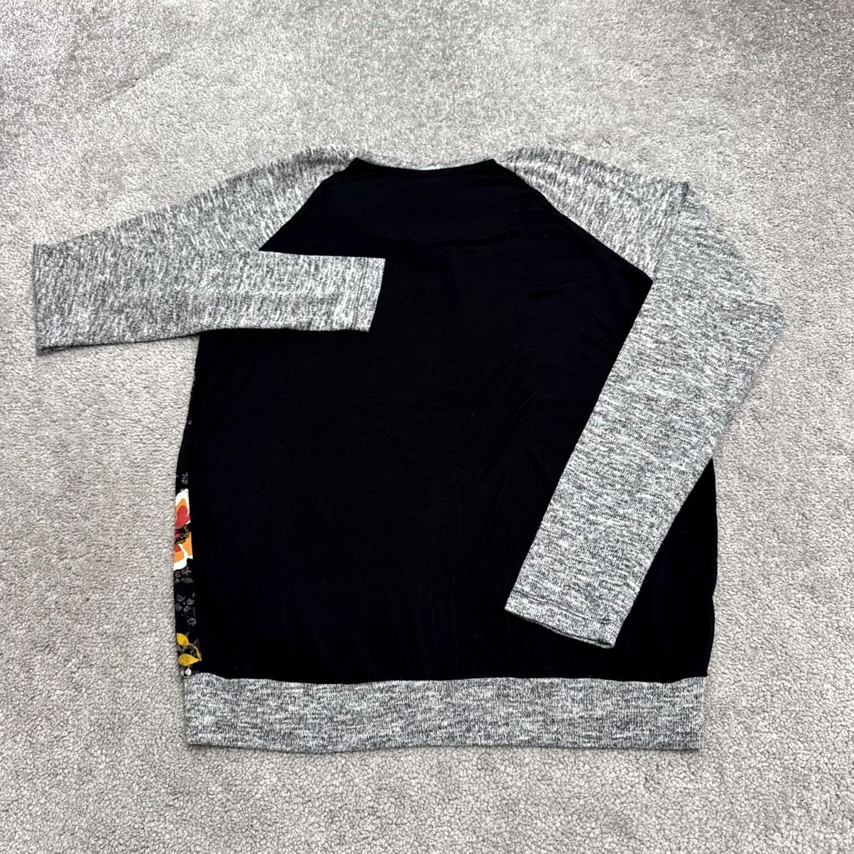 Vintage Kut From The Cloth Sweater womens XS Black Gray Floral Raglan Stretch Pullover Size XS / US 0-2 / IT 36-38 - 2 Thumbnail