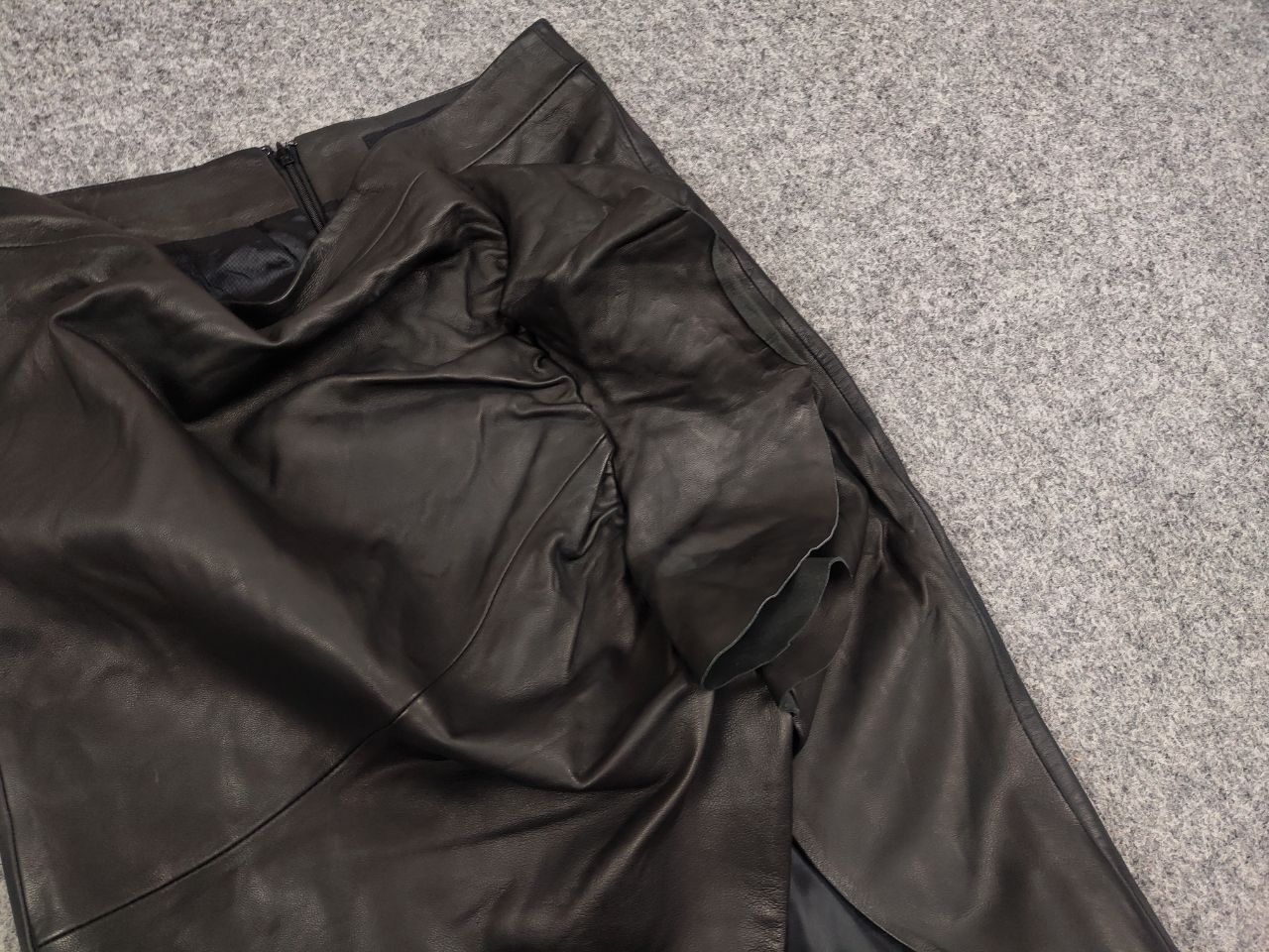 Designer Uterque Designer Black Leather Midi Skirt Size 30" / US 8 / IT 44 - 6 Thumbnail