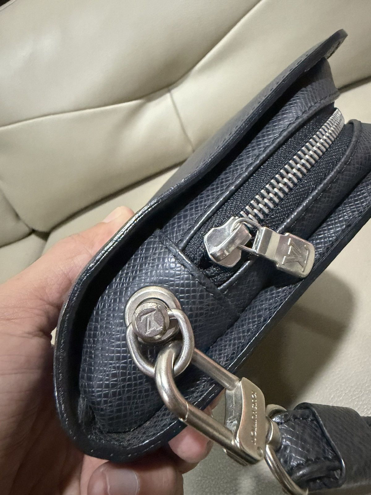 Louis Vuitton Authentic Louis Vuitton Taiga Black Clutch Size ONE SIZE - 20 Thumbnail