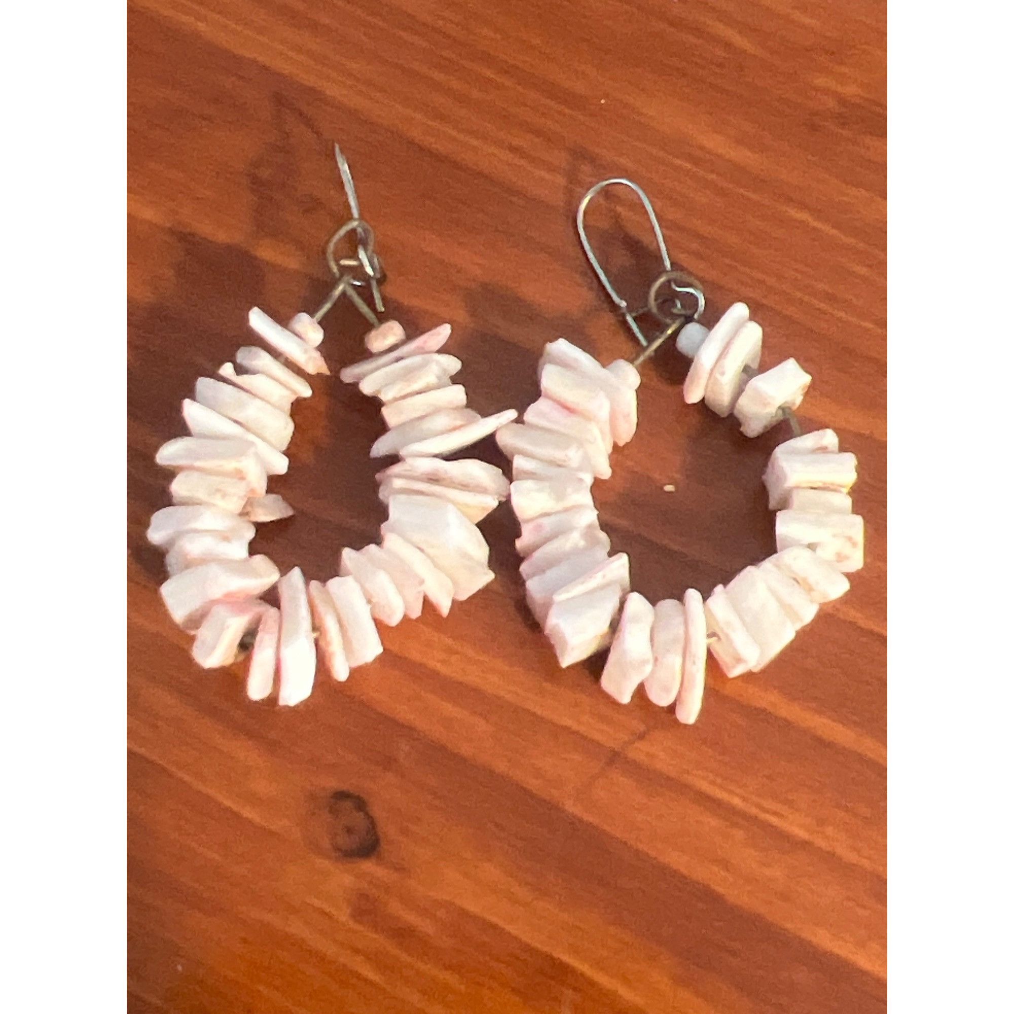 Other Vintage White Pink Puca Shell Dangle Earrings Kidney Hooks E Size ONE SIZE - 1 Thumbnail
