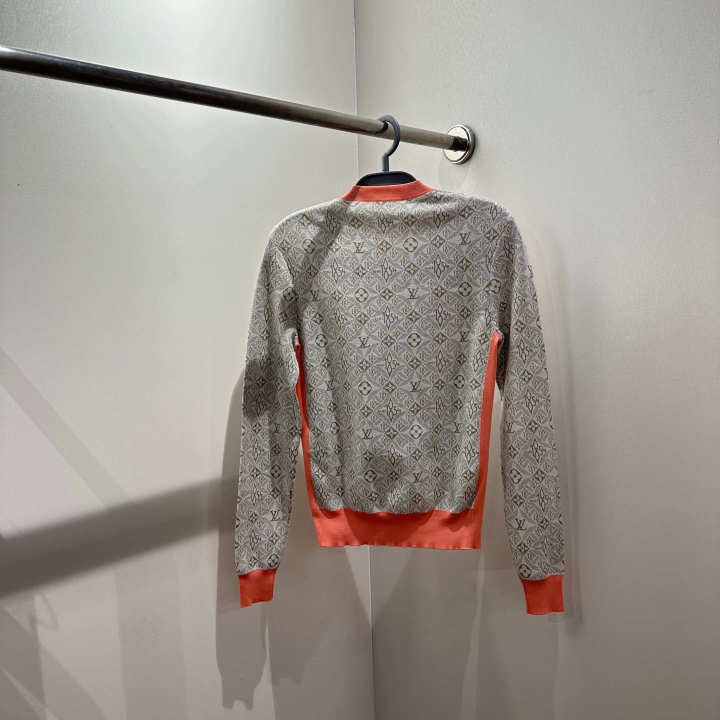 Louis Vuitton Louis Vuitton Monogram Knit LS Gold Chain Silk XS Size XS / US 0-2 / IT 36-38 - 2 Thumbnail