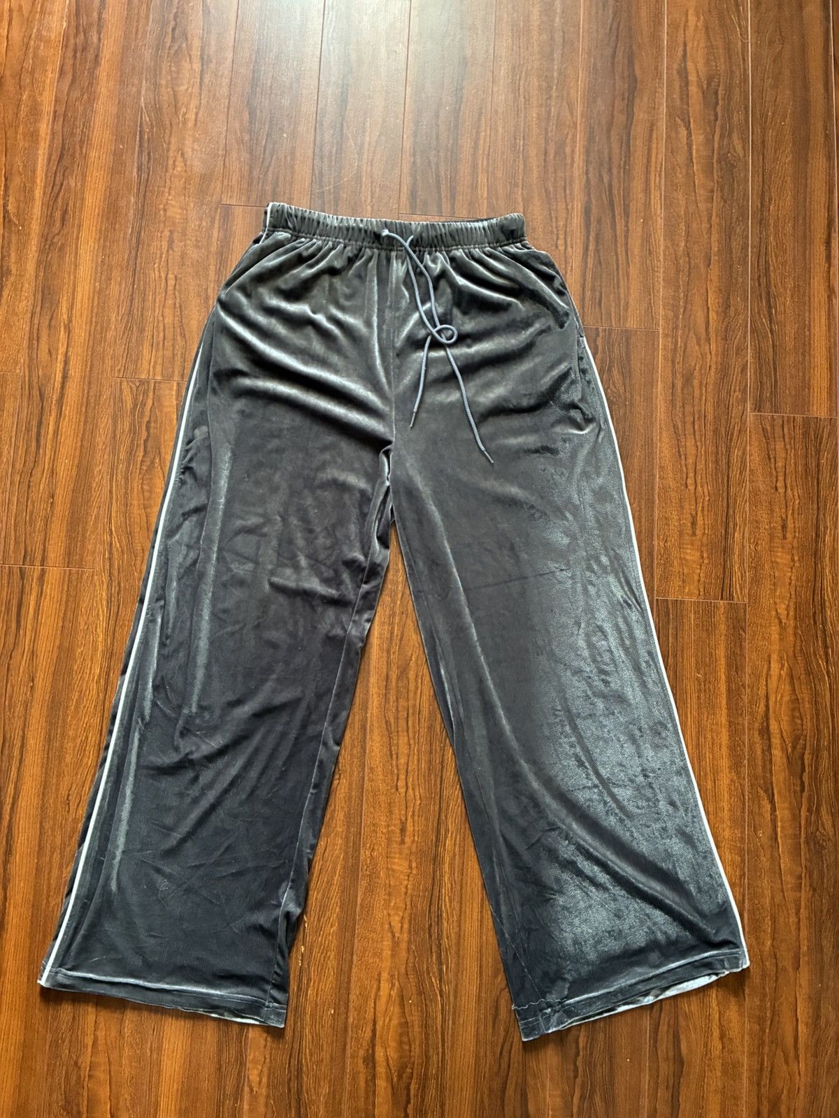 Urban Outfitters Urban Outfitters Gray Velvet Velour Track Pants. Size Medium Size US 35 - 1 Thumbnail