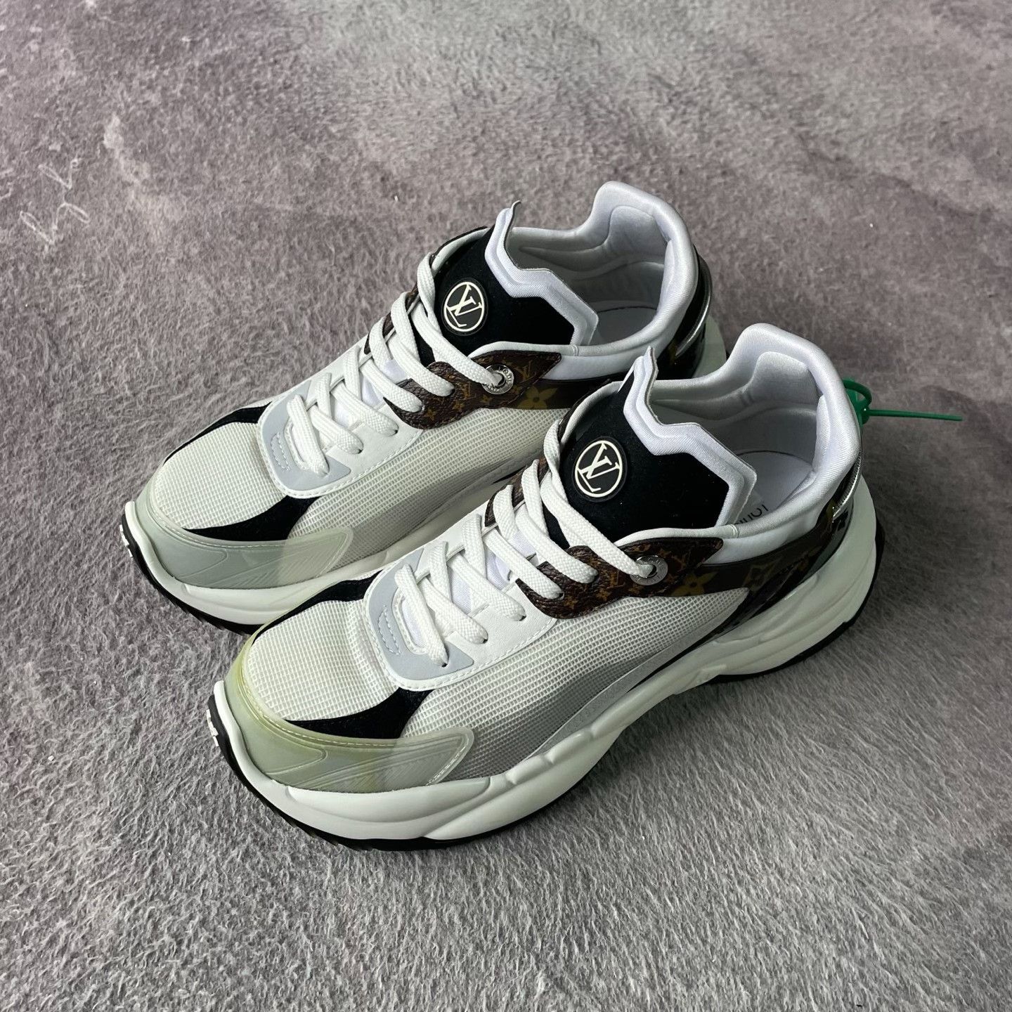 Louis Vuitton Louis Vuitton White Lowtop Sneakers 38 Women Size US 7.5 / IT 37.5 - 1 Thumbnail