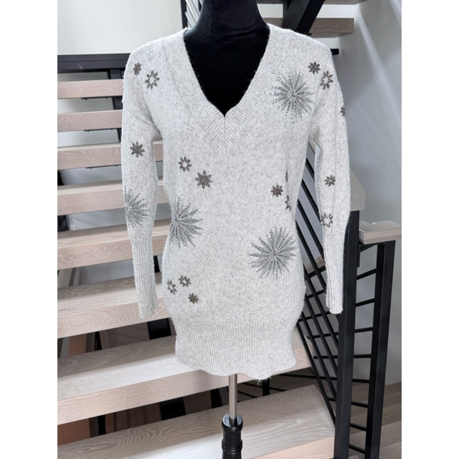 White House Black Market WHBM Light Gray V-Neck Snowflake Beaded Knit Sweater Dress S Size S / US 4 / IT 40 - 2 Thumbnail