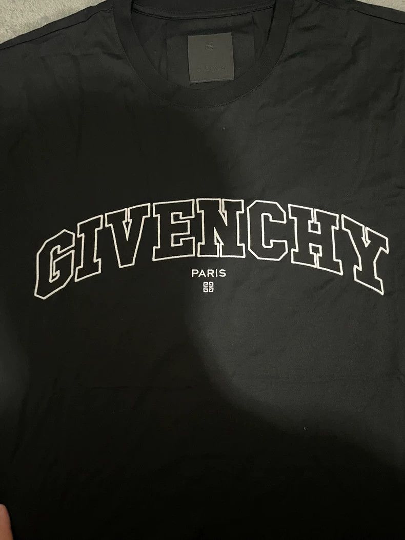 Givenchy Givenchy Logo Embroidered Short Sleeve T-Shirt Half Sleeve Size US L / EU 52-54 / 3 - 2 Thumbnail