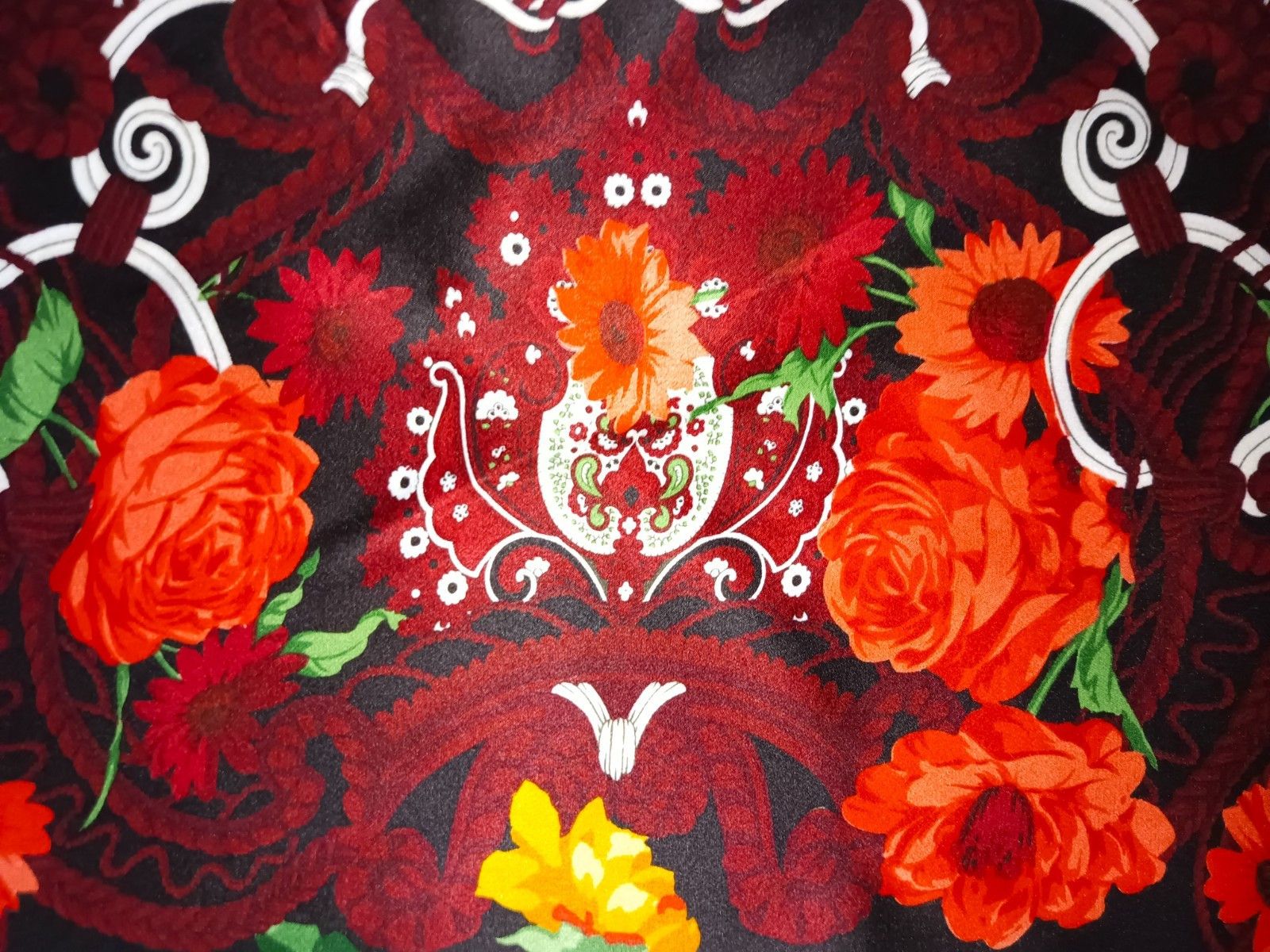 Gianfranco Ferre GIANFRANCO FERRE ITALY Red Roses Floral Silk Scarf Size ONE SIZE - 7 Thumbnail