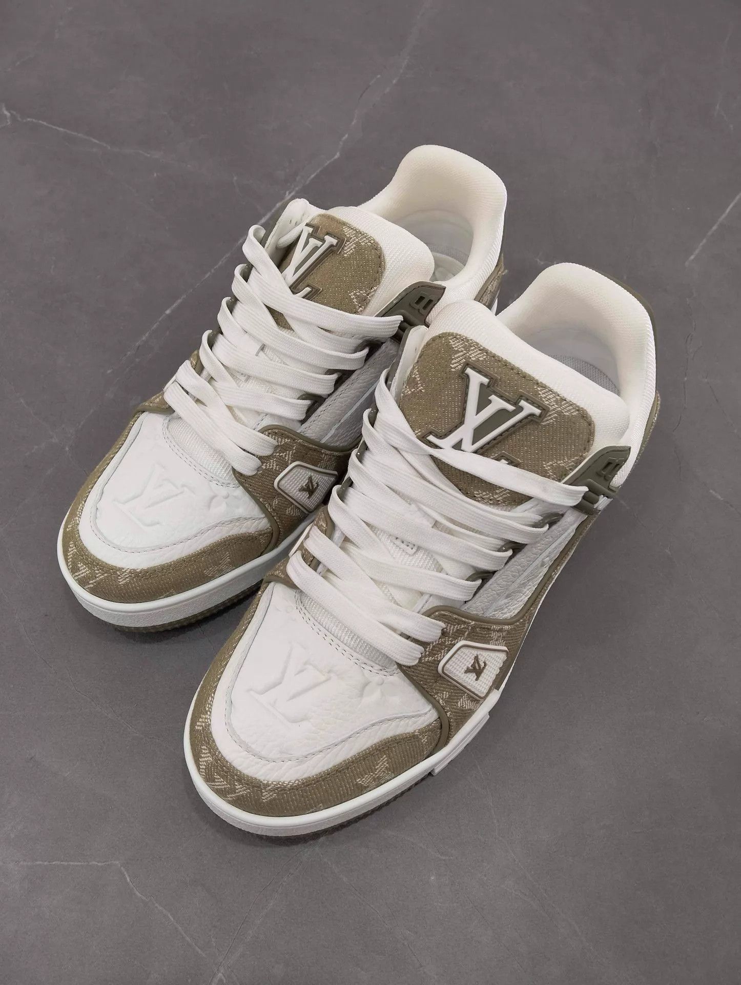 Louis Vuitton Louis Vuitton Trainer White Green 37.5 Size US 7 / IT 37 - 1 Thumbnail