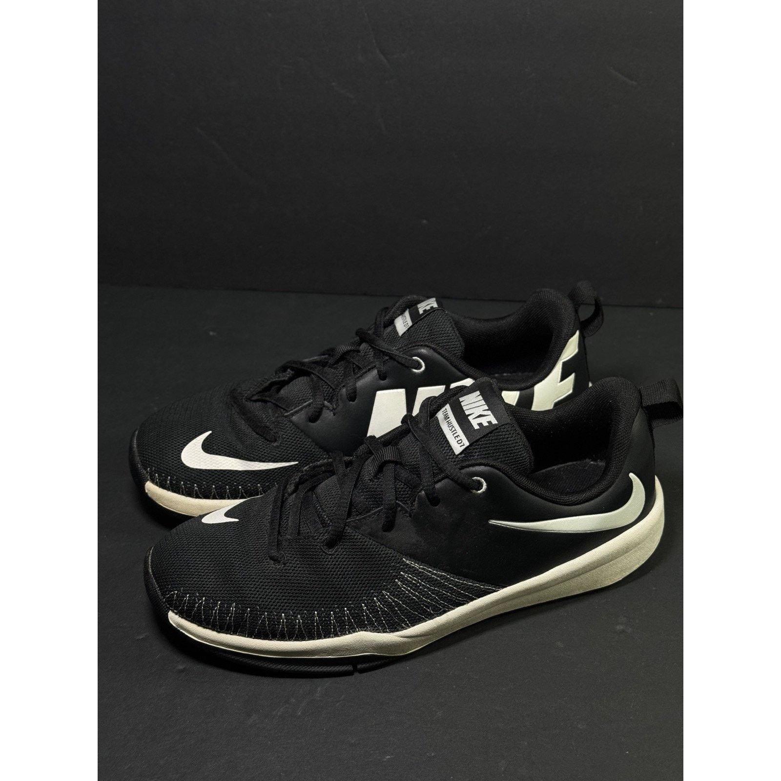 Nike Nike Team Hustle DT Youth sneakers size 7Y black Basketball Size US 7 / EU 40 - 1 Thumbnail