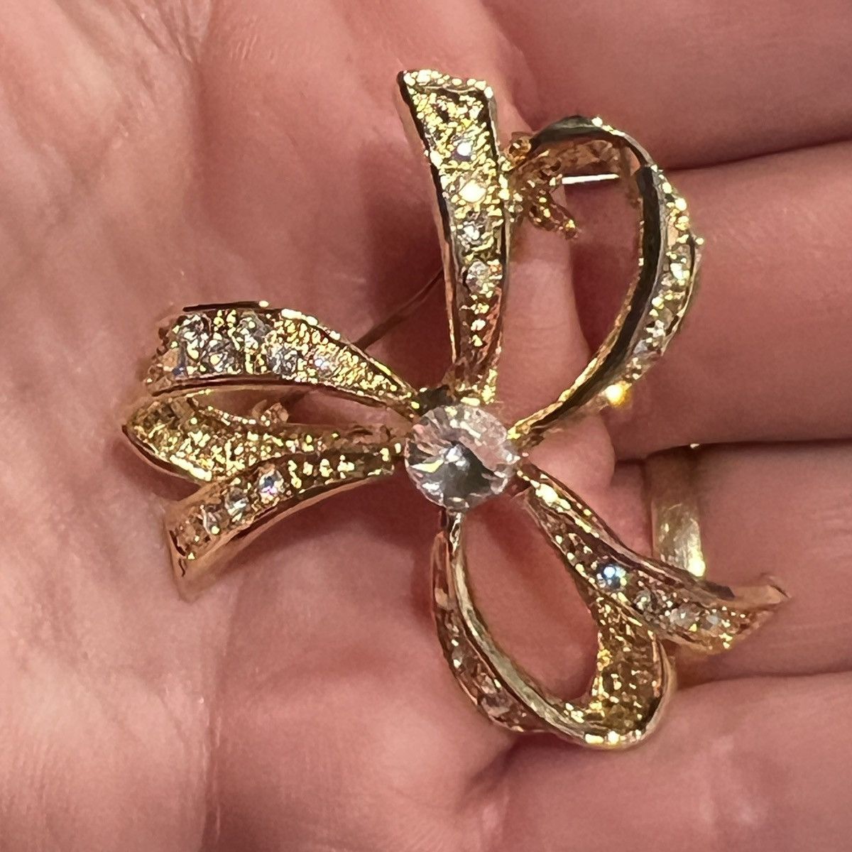 The Unbranded Brand Gold Tone Bow Shaped Rhinestone Brooch Pin Size ONE SIZE - 1 Thumbnail