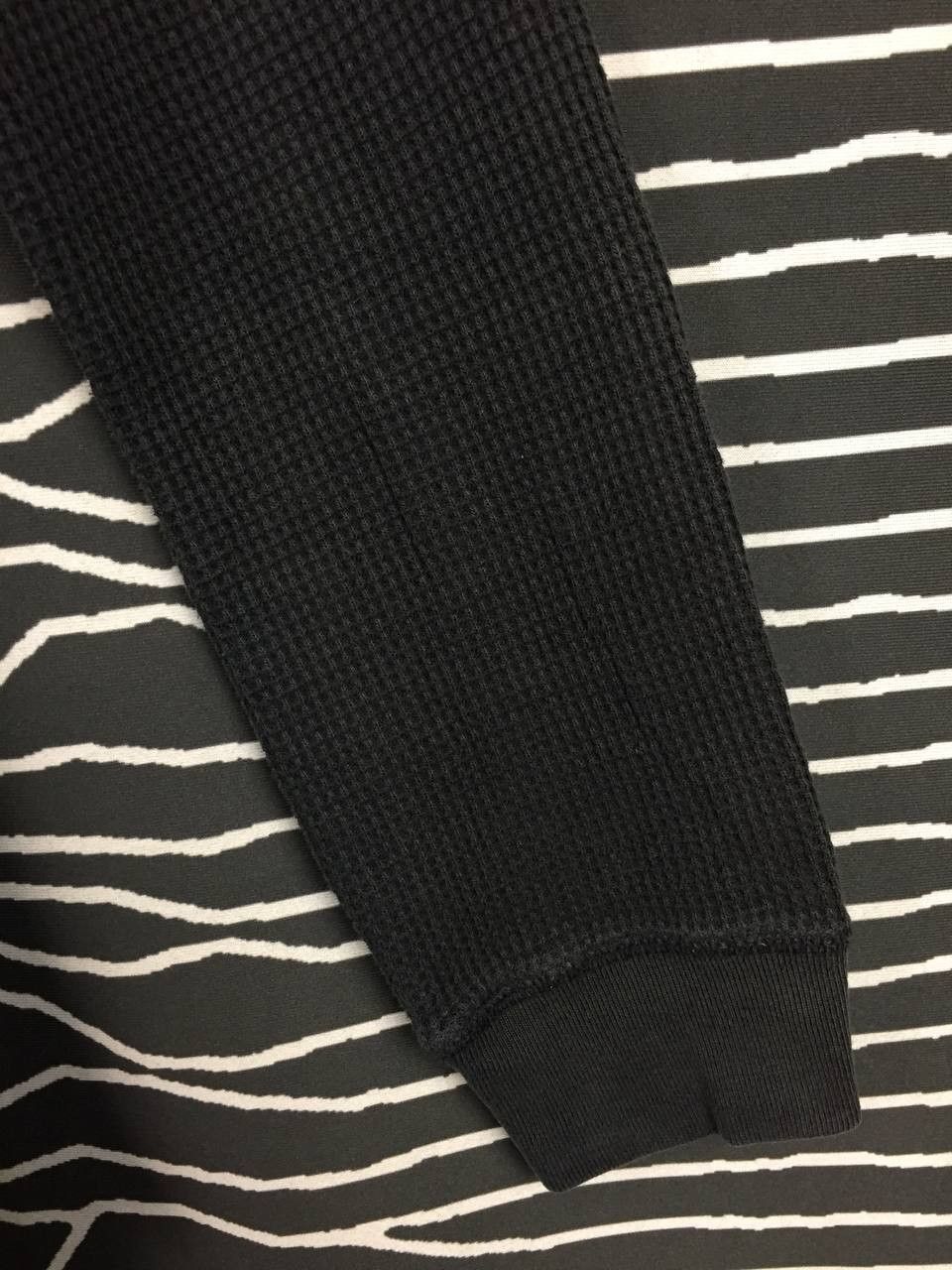Uniqlo Uniqlo Waffle Knit Thermal Henley Long Sleeve Tee Size L Size US L / EU 52-54 / 3 - 5 Thumbnail
