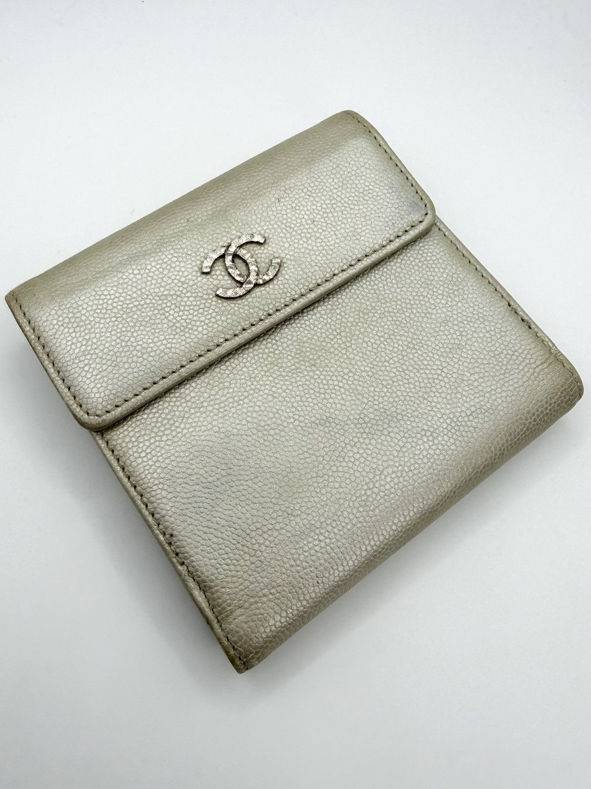 Chanel 2000s Chanel Pearl Silver ‘CC’ Caviar Leather Bifold Wallet Size ONE SIZE - 1 Thumbnail