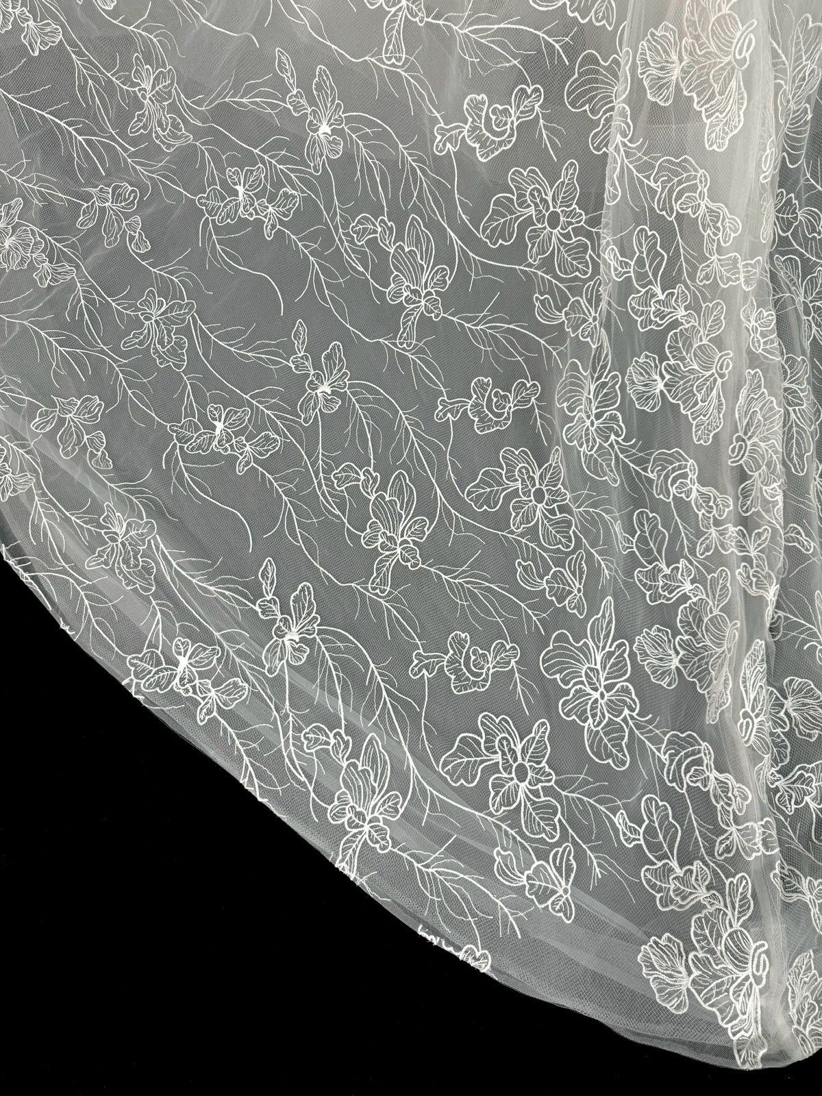 Other Preloved US 6 Anna Augusta Made Embroidered lace Bridal Gown Size M / US 6-8 / IT 42-44 - 8 Thumbnail
