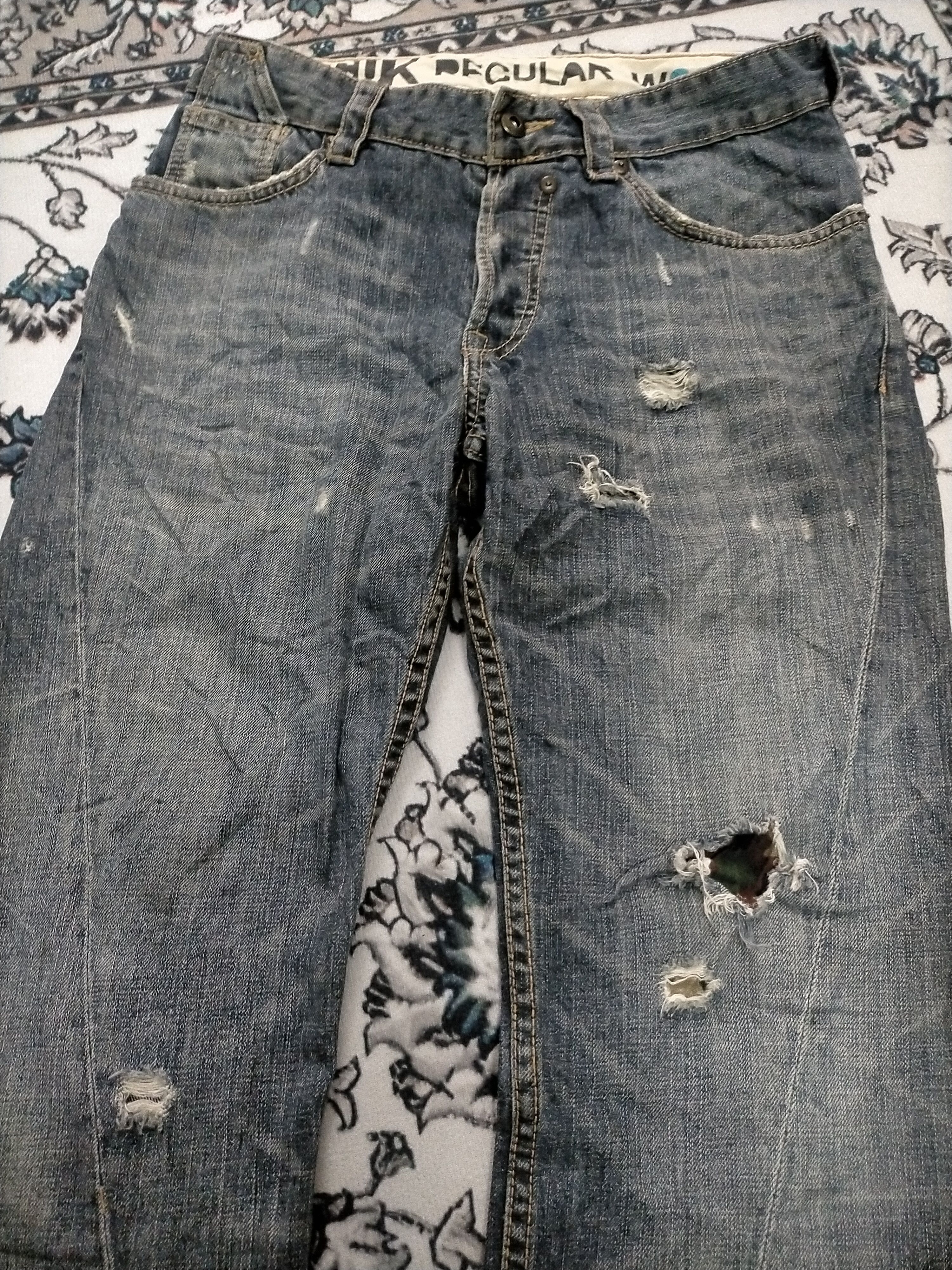 FCUK 🔥Rare🔥Fcuk Buckle Back Distressed Ripped Jeans Size US 30 / EU 46 - 4 Thumbnail