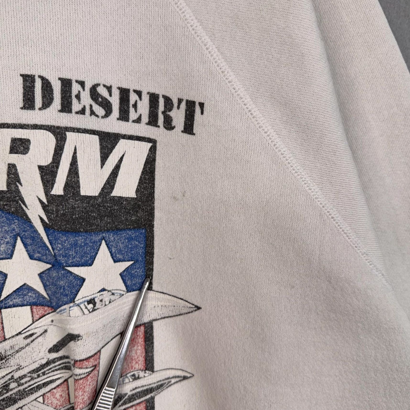 Hanes VINTAGE Hanes Desert Storm Sweatshirt Mens XL White USA 90s Graphic Print Military Patriotics Crew Neck Raglan Long Sleeve Size US XL / EU 56 / 4 - 7 Thumbnail