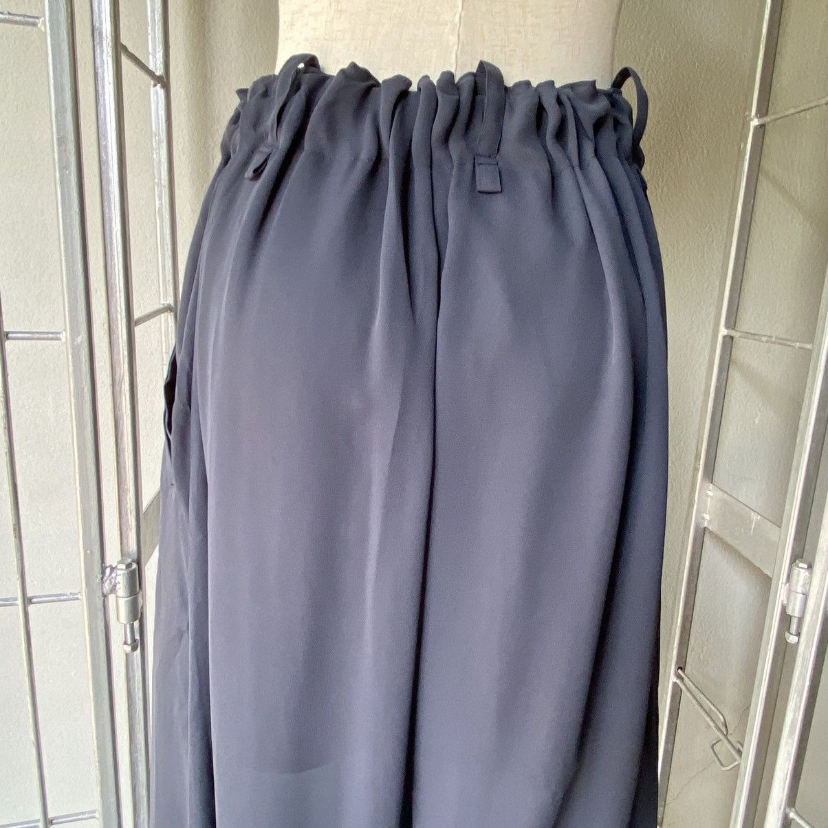 Issey Miyake ISSEY MIYAKE Dark Gray Chiffon Skort with Smocked Waist Size 27" / US 4 / IT 40 - 6 Thumbnail