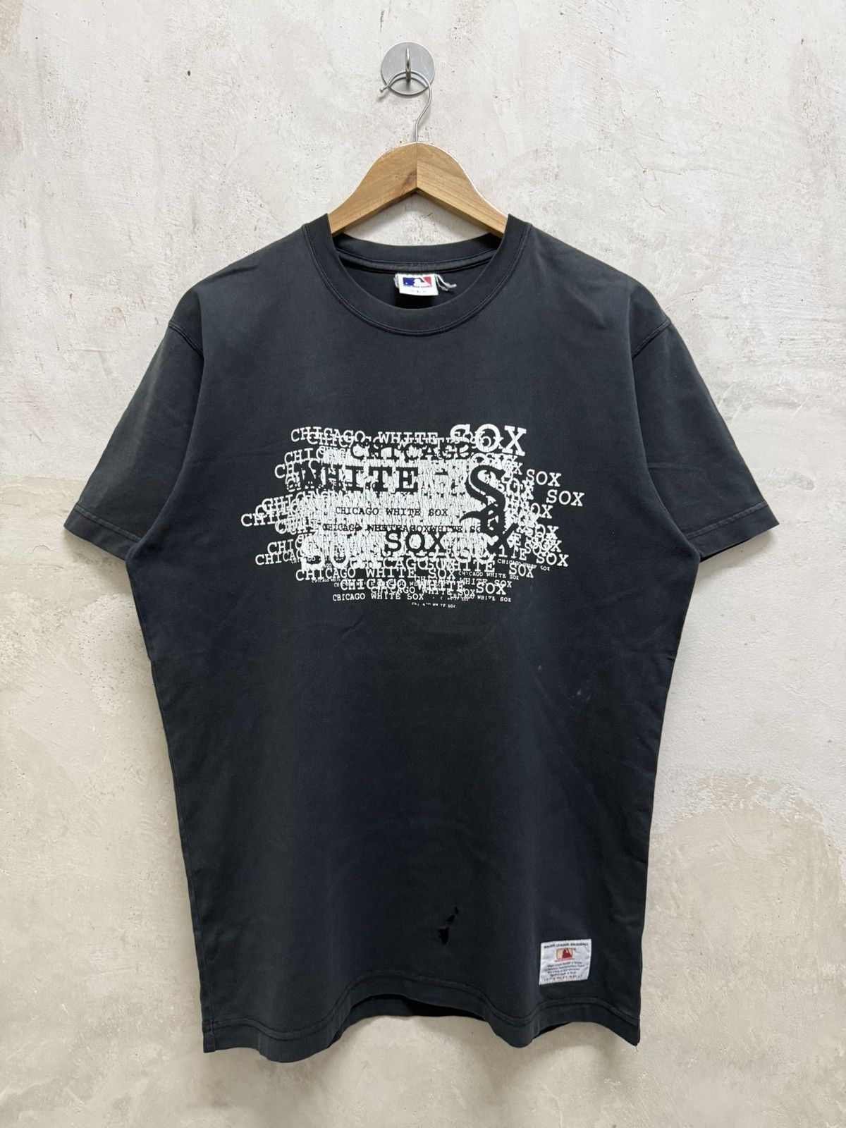 Vintage Distressed 2000s Chicago White Sox MLB Faded T-Shirt Size US L / EU 52-54 / 3 - 1 Thumbnail