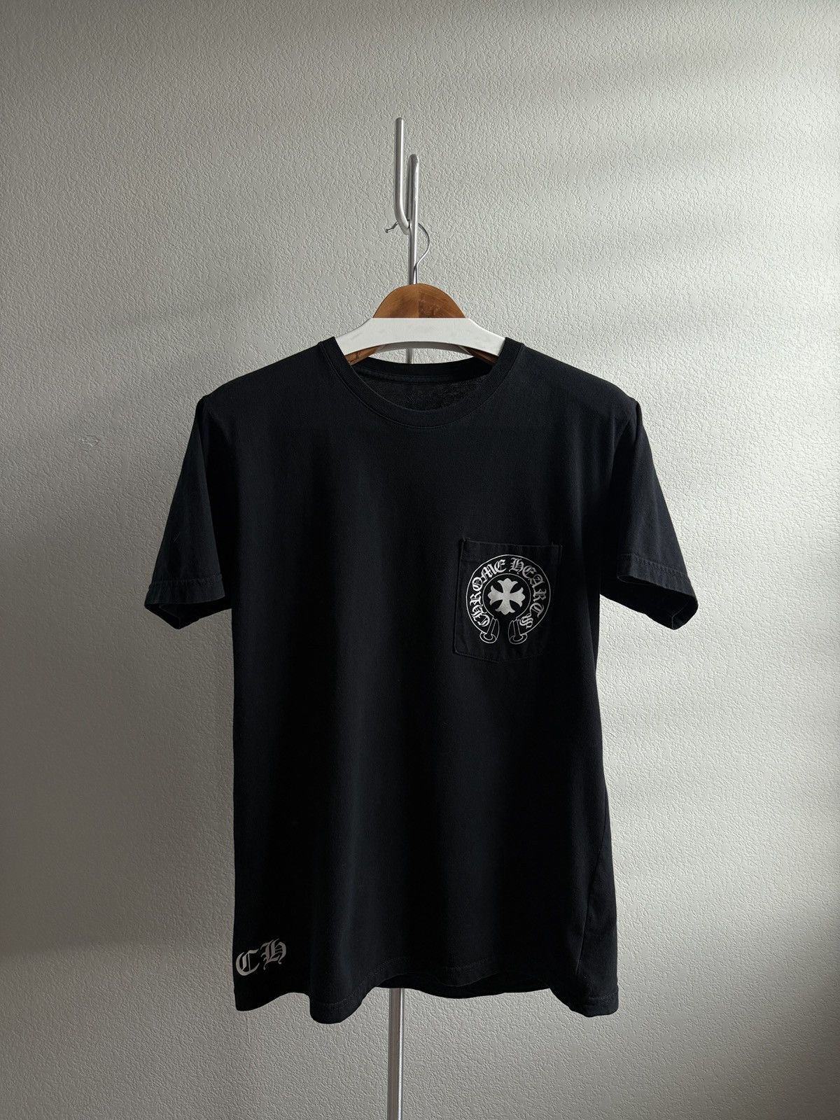 入手困難♪【CHROME HEARTS】Fuck you スクロールロゴ Tシャツ Chrome Hearts Neck Logo (