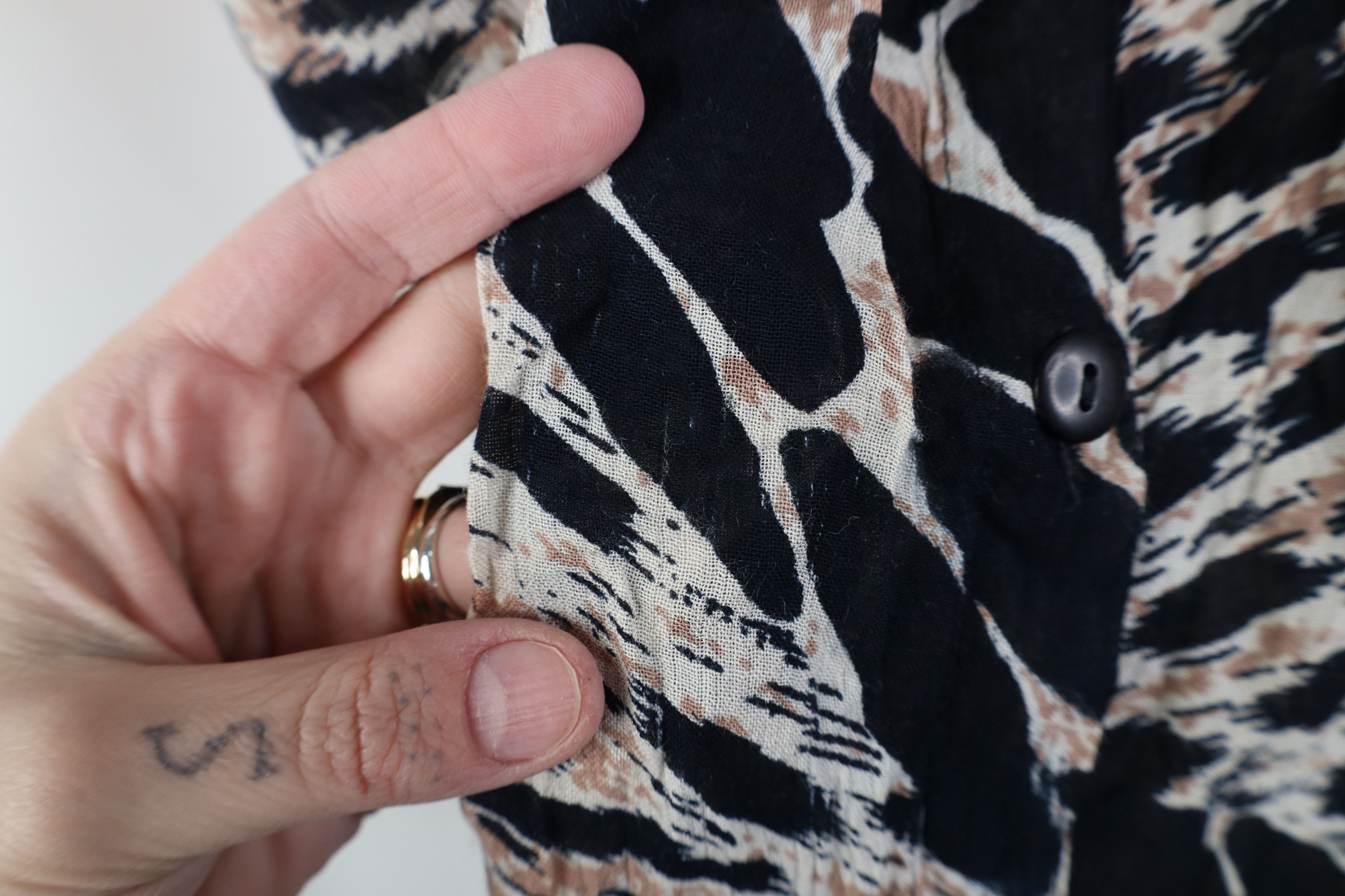 Vintage Vintage 90s Streetwear Gabardine Leopard Safari Button Shirt Size M / US 6-8 / IT 42-44 - 5 Thumbnail