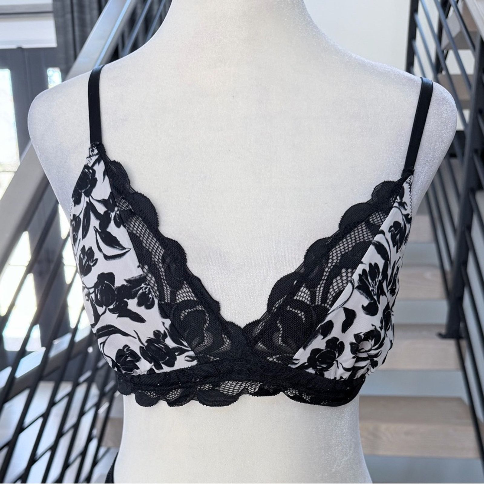 Other Black & White Floral Lace Bralette size S Size ONE SIZE - 4 Thumbnail