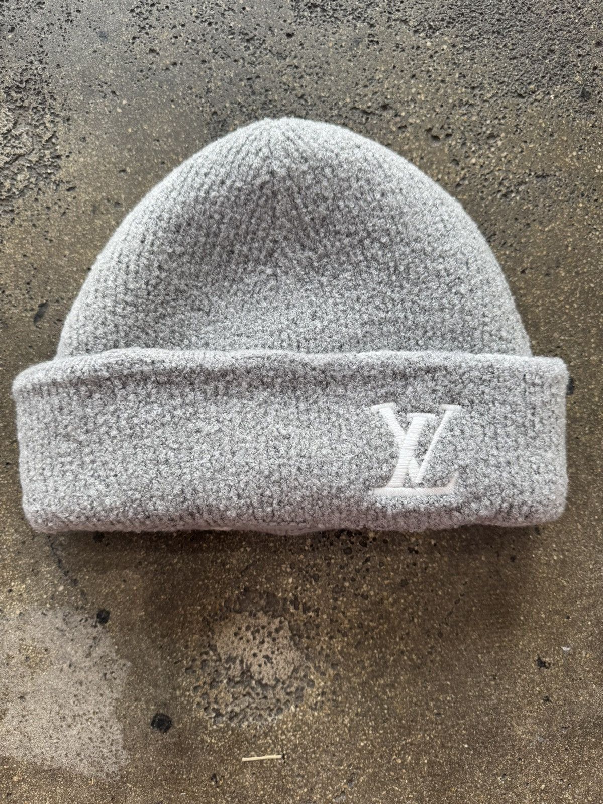 Louis Vuitton LV CRUSH DAMOFLAGE PEARLS BEANIE LIGHT GRAY Size ONE SIZE - 3 Thumbnail