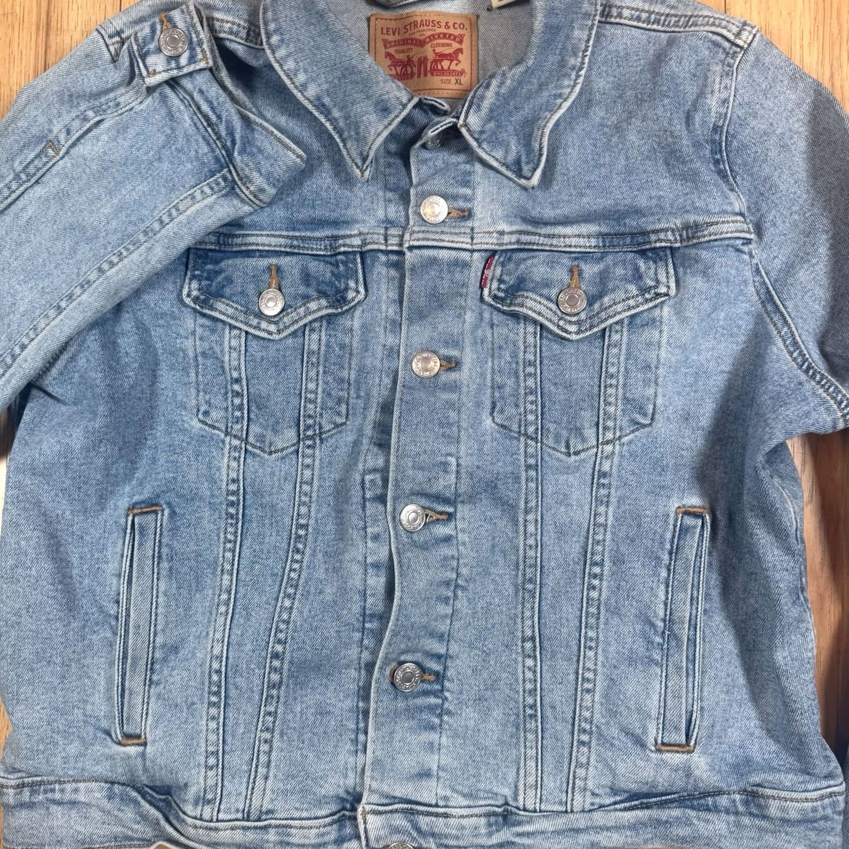 Levi's VINTAGE Levi’s Denim Trucker Jacket Women’s XL Button Light Wash Size XL / US 12-14 / IT 48-50 - 3 Thumbnail
