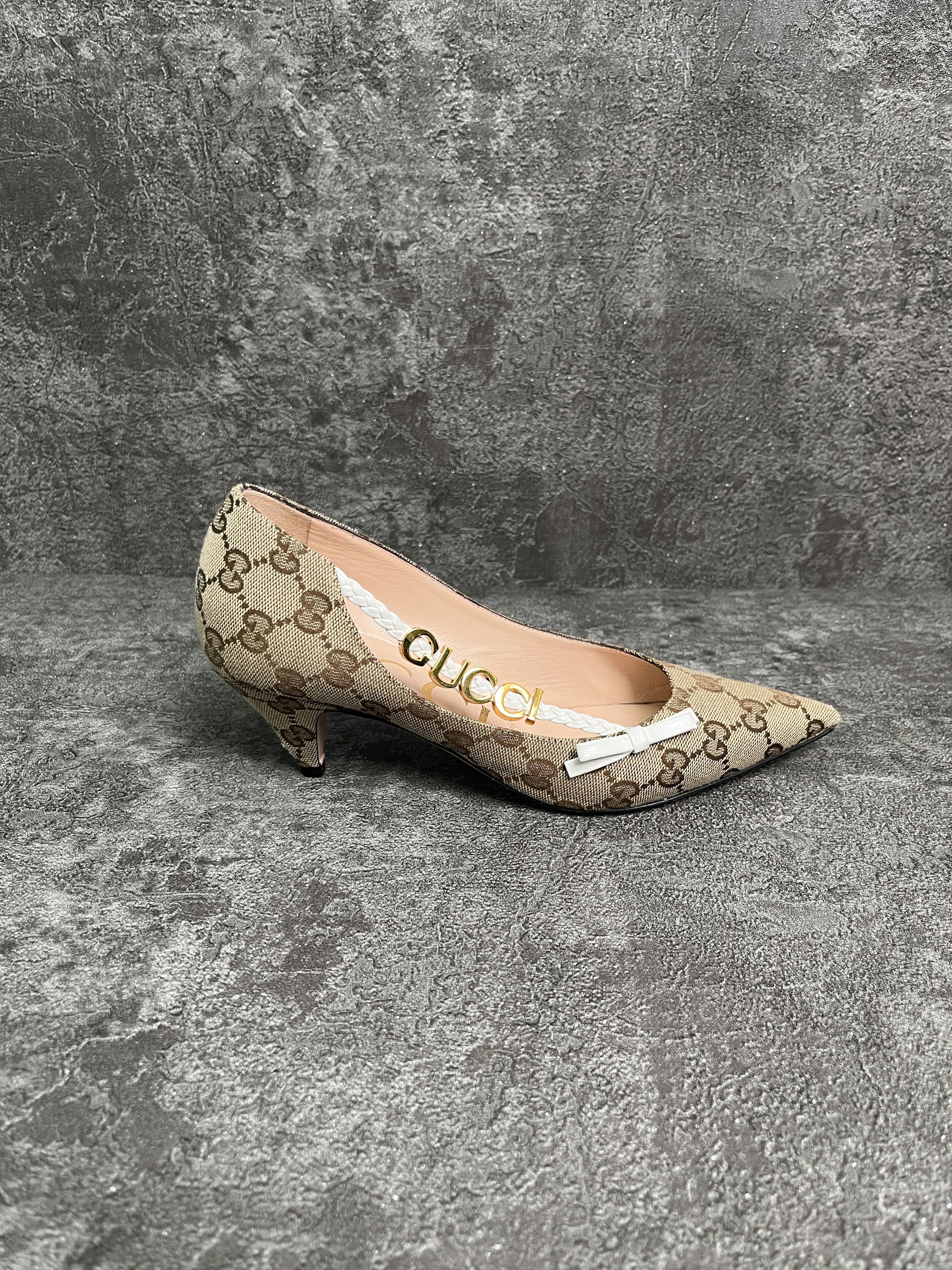 Gucci Gucci Monogram Pumps With White Bow And Logo Alphabet Size US 6 / IT 36 - 1 Thumbnail