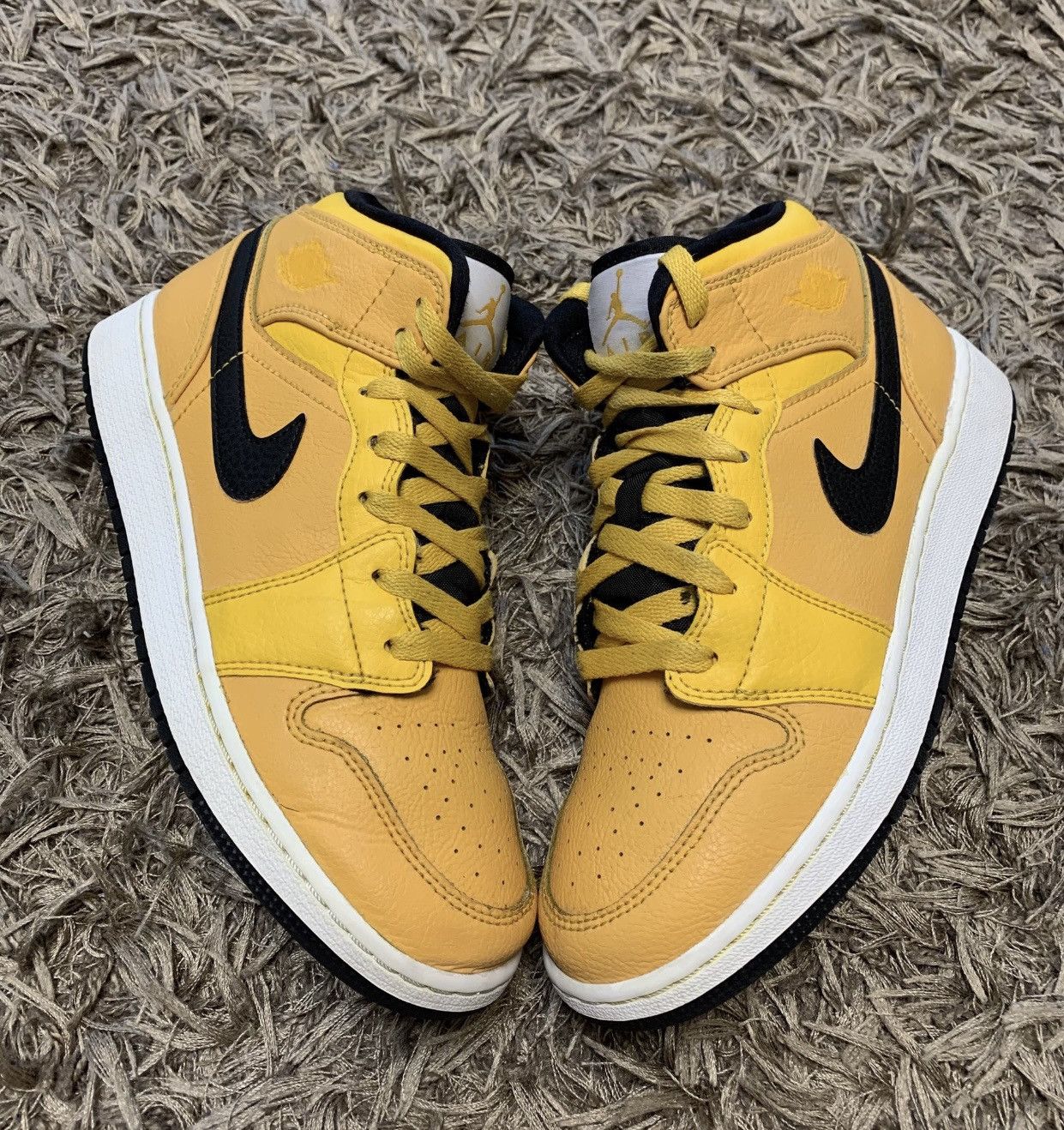 Jordan Brand Nike Air Jordan 1 misd university gold black high top 6Y sz Size US 6 / IT 36 - 4 Thumbnail